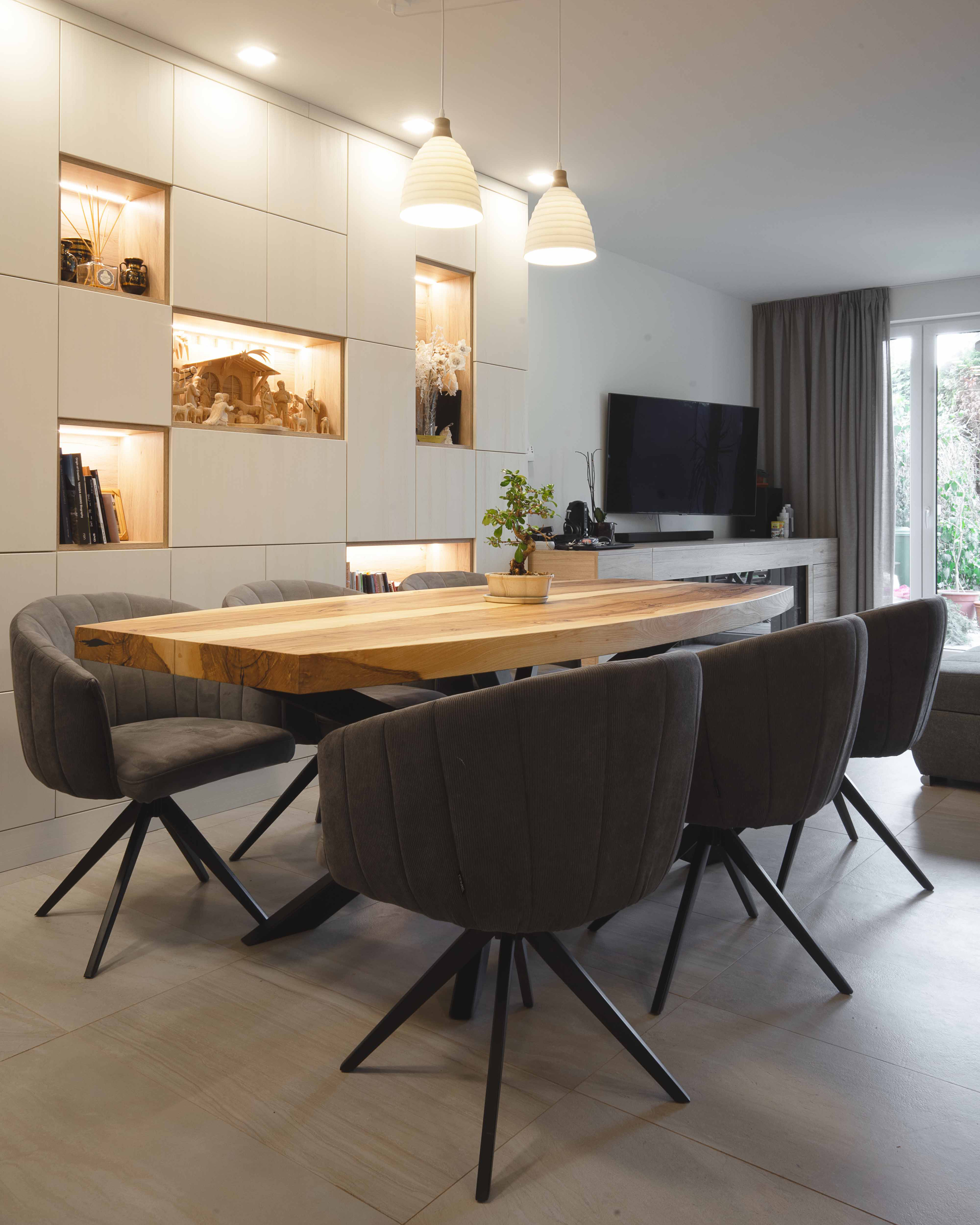 Oval ash dining table with Mikado base in a modern interior.