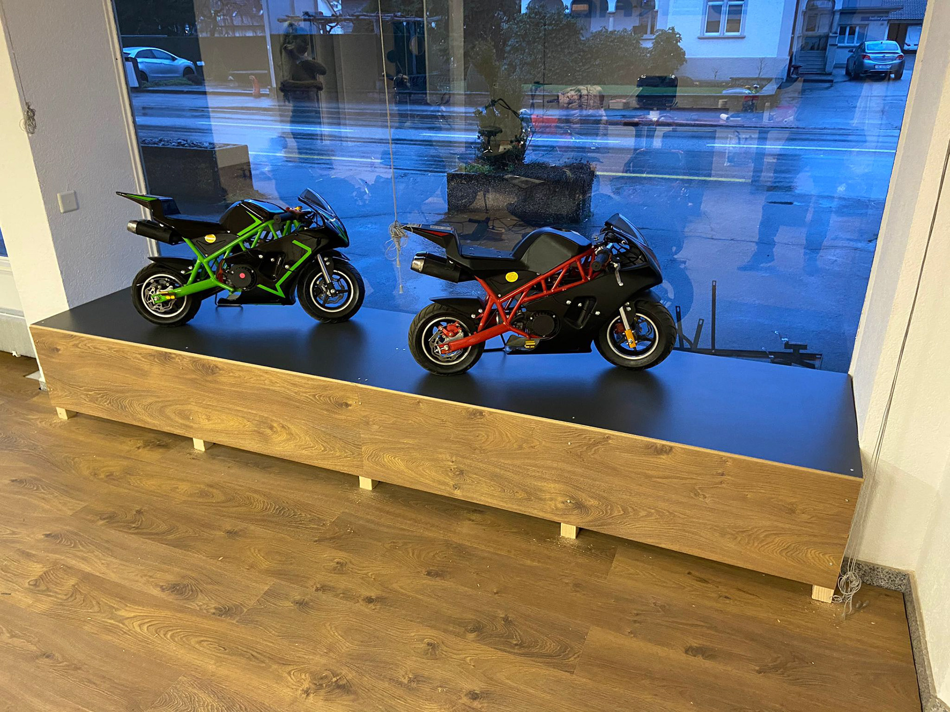 Hier habe ich für Serag AG ein Podest gebaut, um die Poketbikes auszustellen. Wer hat gesehen, das die vordere Verdeckung einfach ein Parkettelement ist, welches übrig geblieben war?