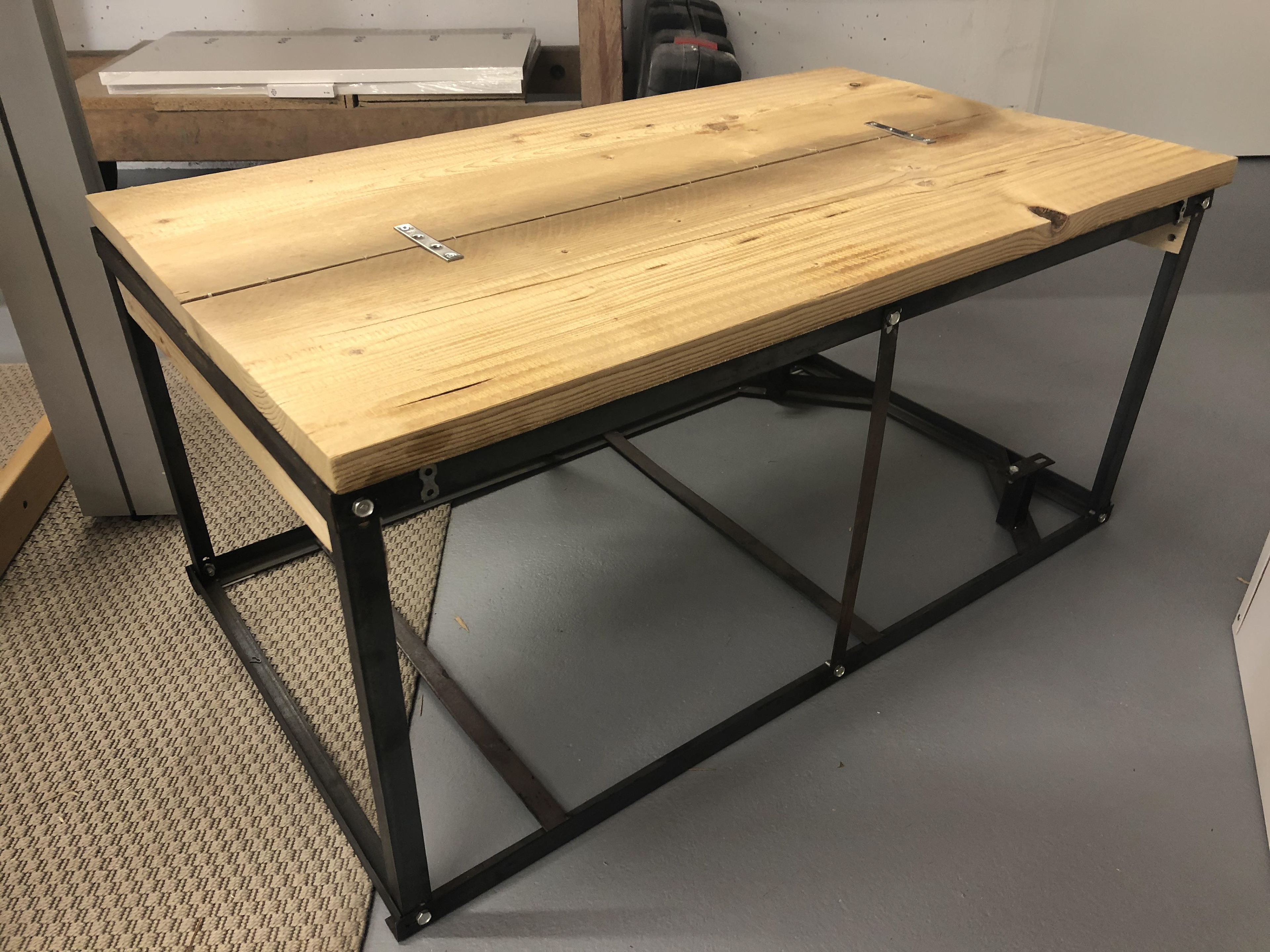 Salontisch recycelt aus einem Transportstahlrahmen