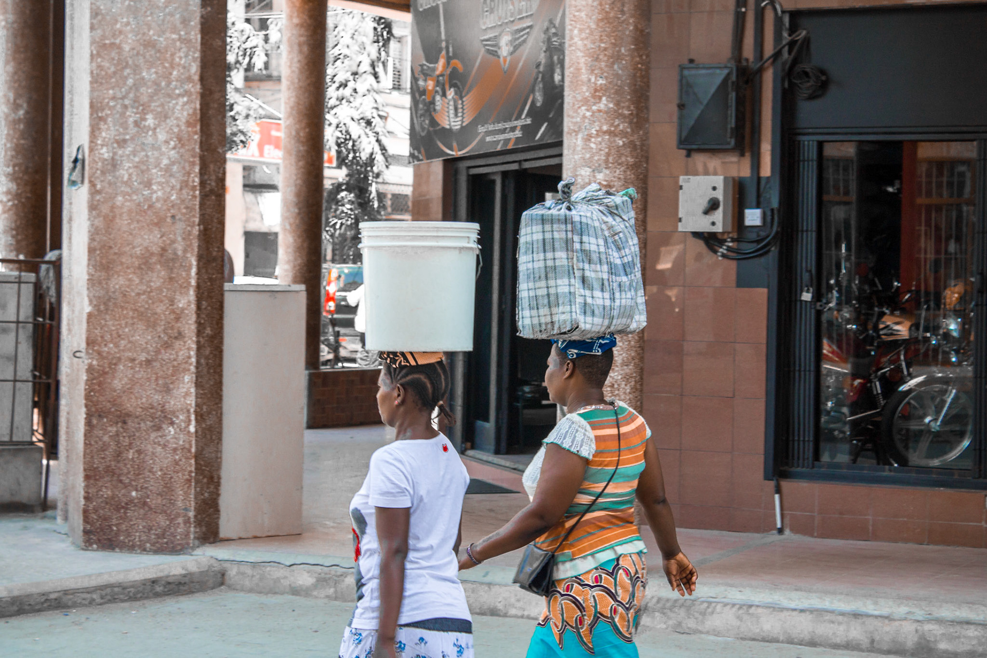 Women in Dar-Es-Salaam, Tanzania