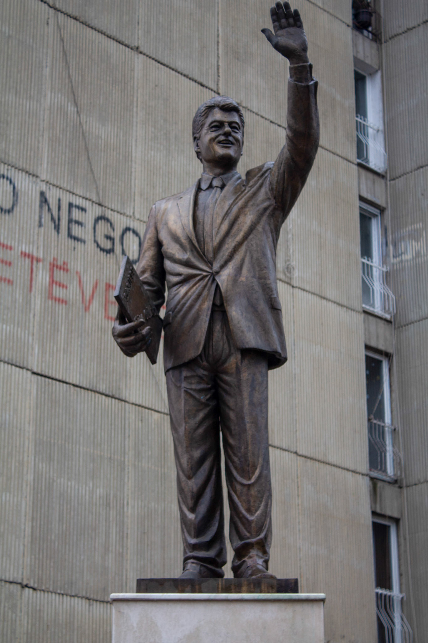 Bill Clinton statue in Pristina (please note the size of the hands)