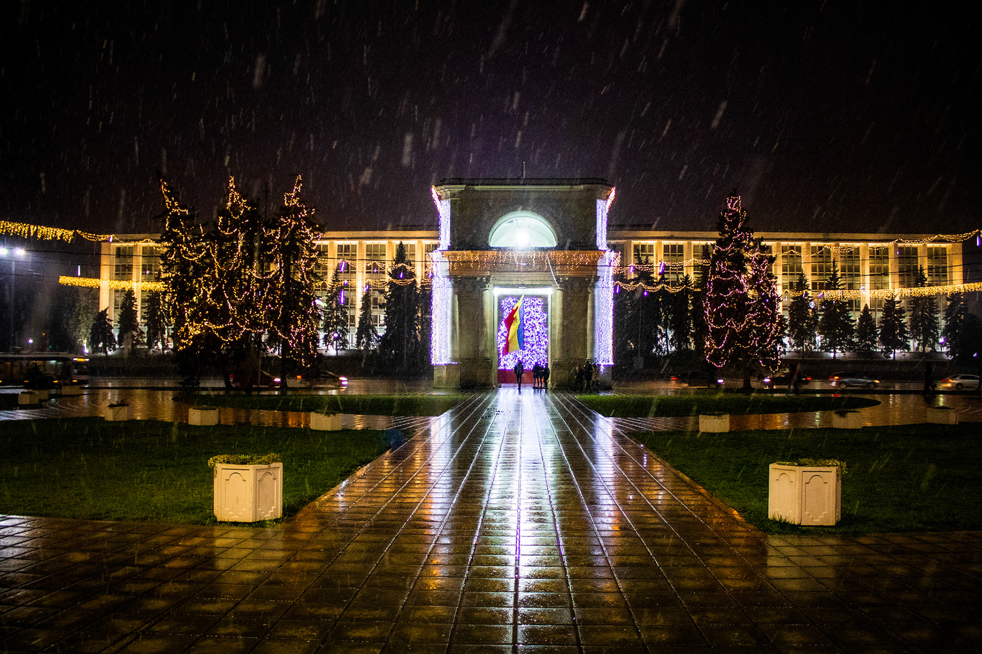 Night time in front of the parliament, Chisnau