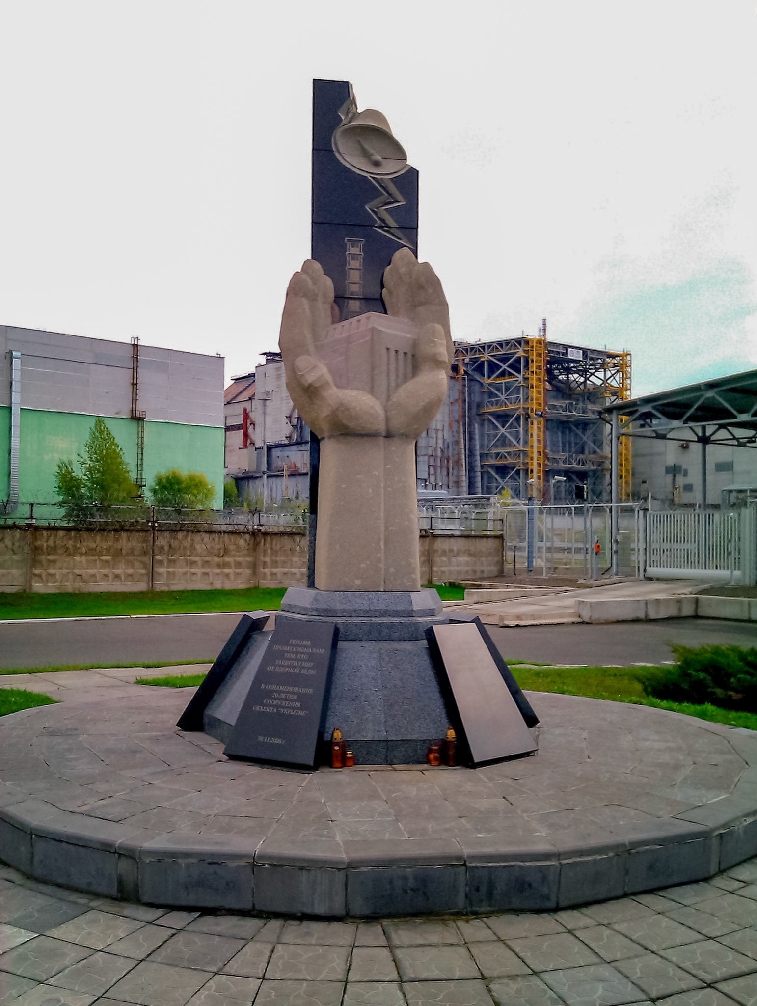Chernobyl liquidator monument (Reactor nr. 4 with it's original sarchophagus in the background)