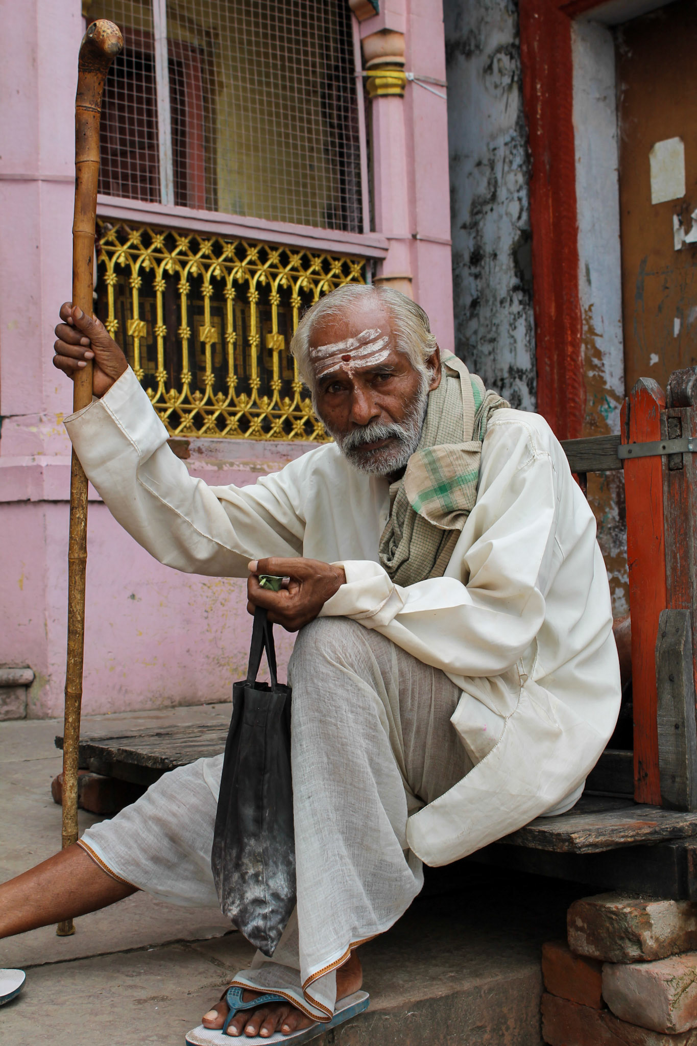 Old man at banks of Ganges