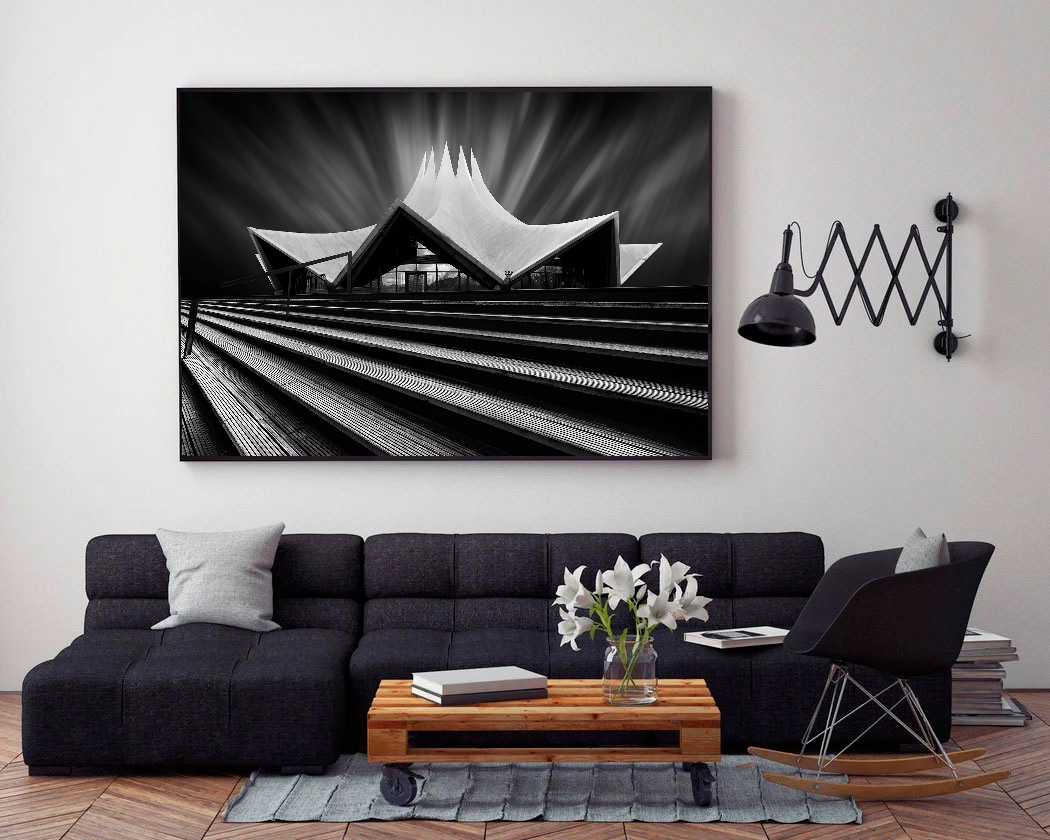 Sort/hvid fotokunst som minimalistisk vægkunst i bolig. Arkitektur, kontraster og rene linjer.
