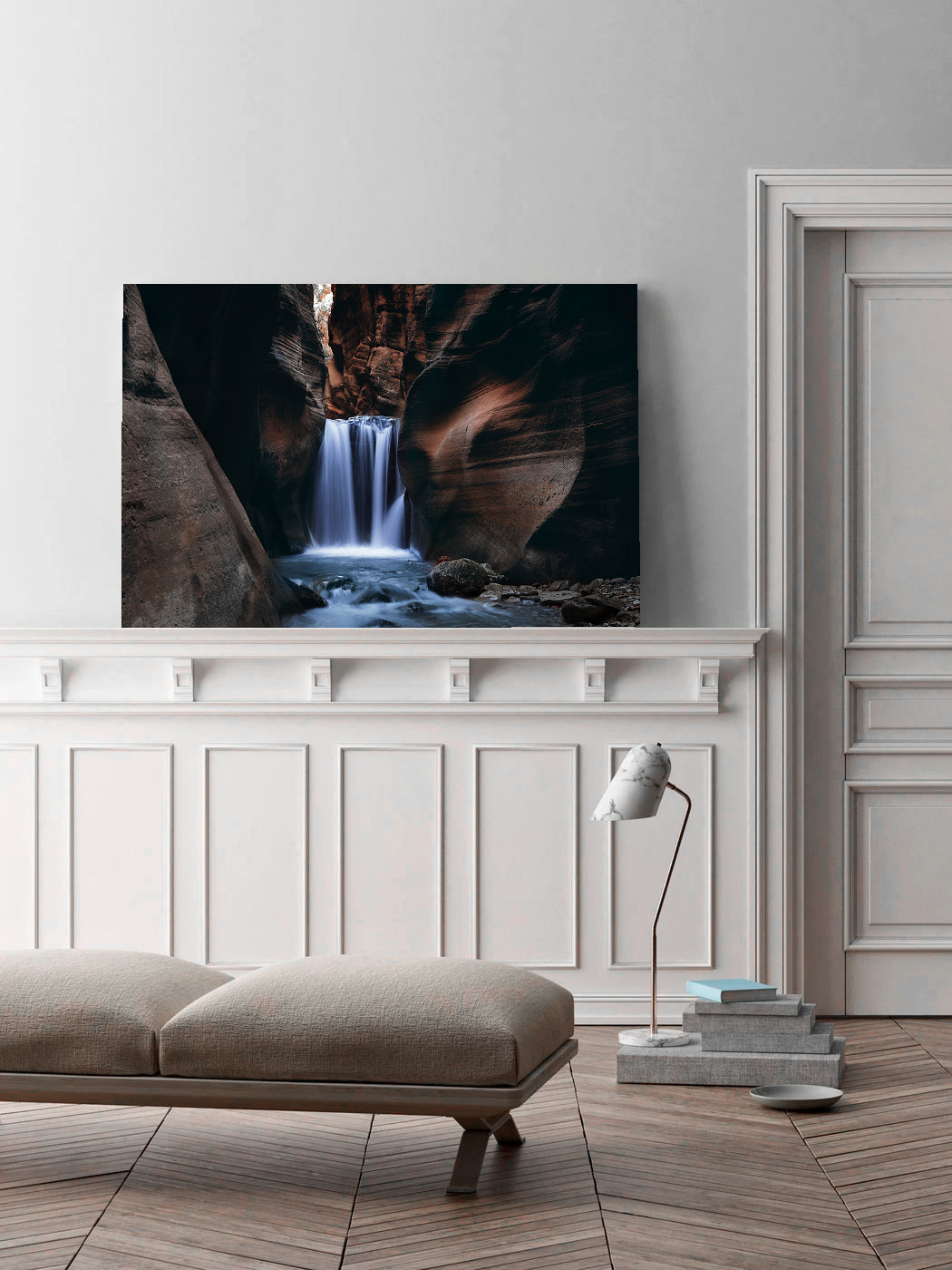 Landskabsfotokunst som moderne vægkunst i hjem. Natur, vidder og rolige kompositioner med fokus på lys og struktur. vandfald