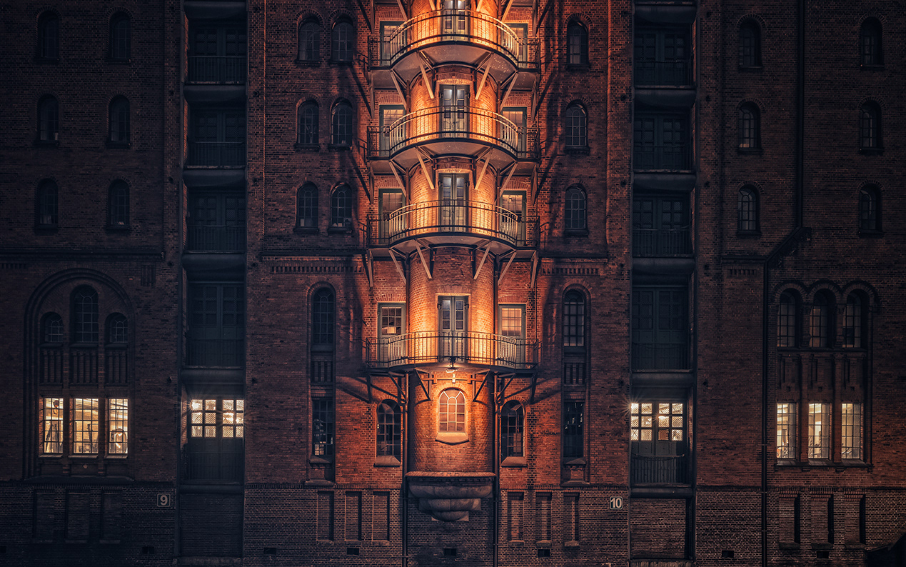 Moderne fotokunst til hjemmet vist i boligmiljø. Limited edition prints på papir og glas med fokus på lys, arkitektur og stemning.