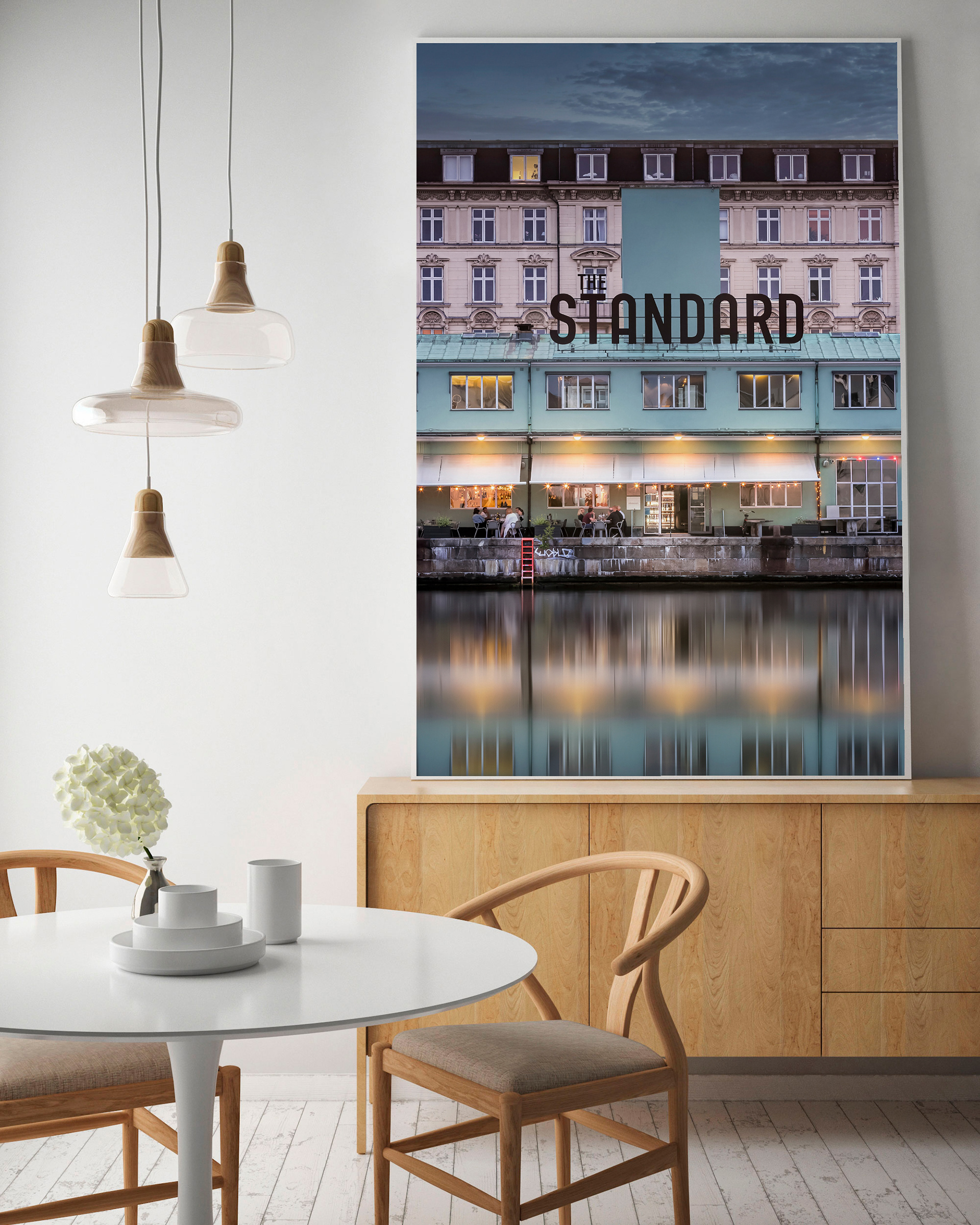 Fotokunst fra København ophængt i hjemmemiljø. Nordisk arkitektur, lys og stemning.