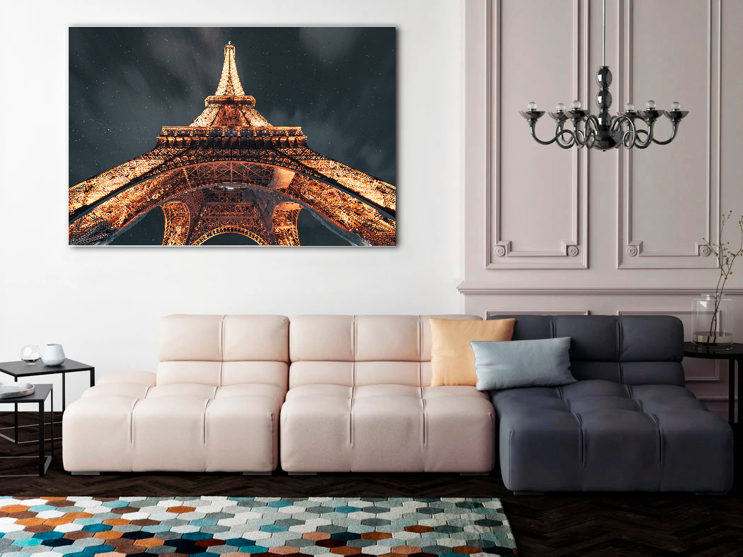 Fotokunst fra Paris ophængt i hjemmemiljø. Stemningsfuld byfotografi med lys, arkitektur og klassiske detaljer.