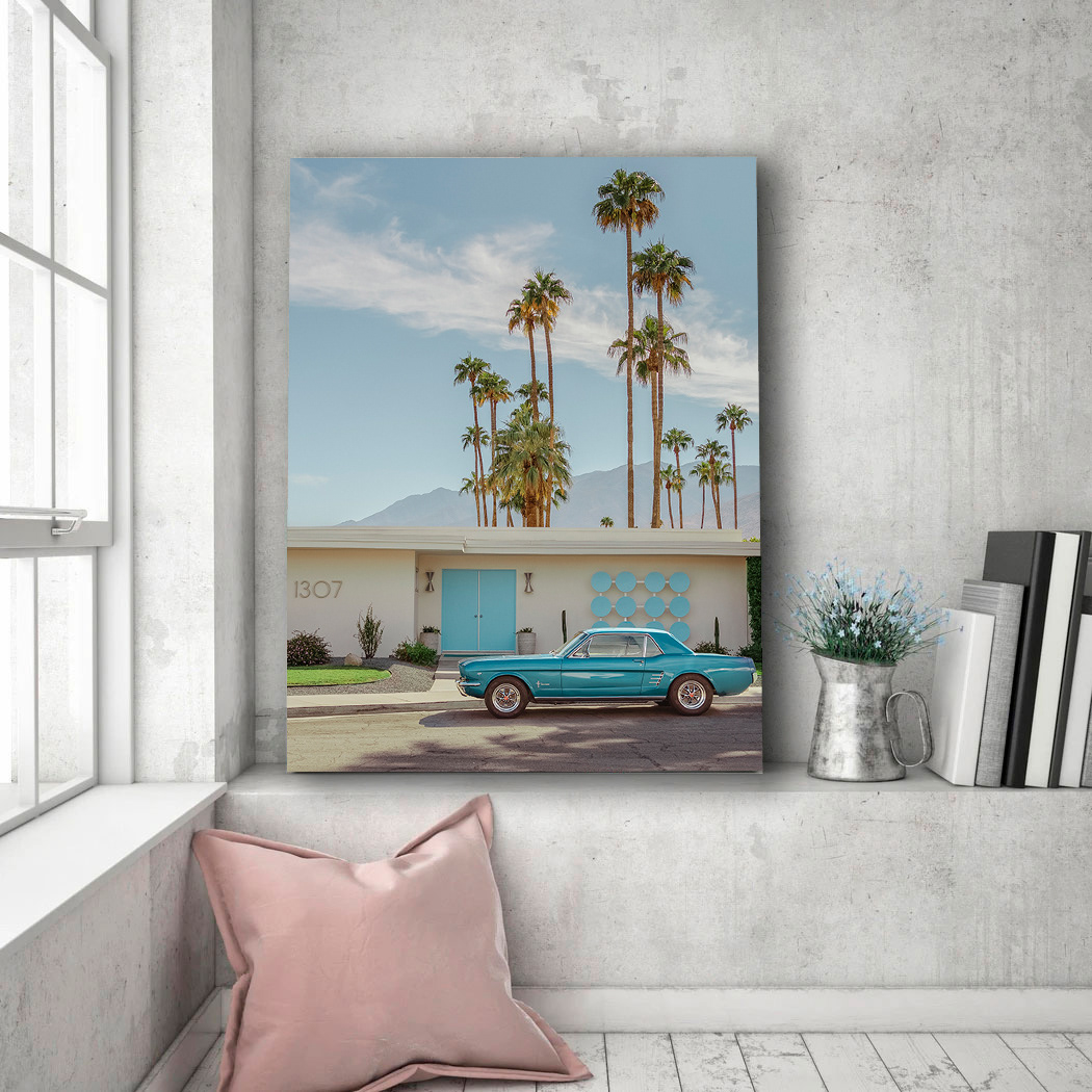 Fotokunst fra Palm Springs i boligmiljø. Farverig arkitektur, palmer og mid-century stil som moderne vægkunst.