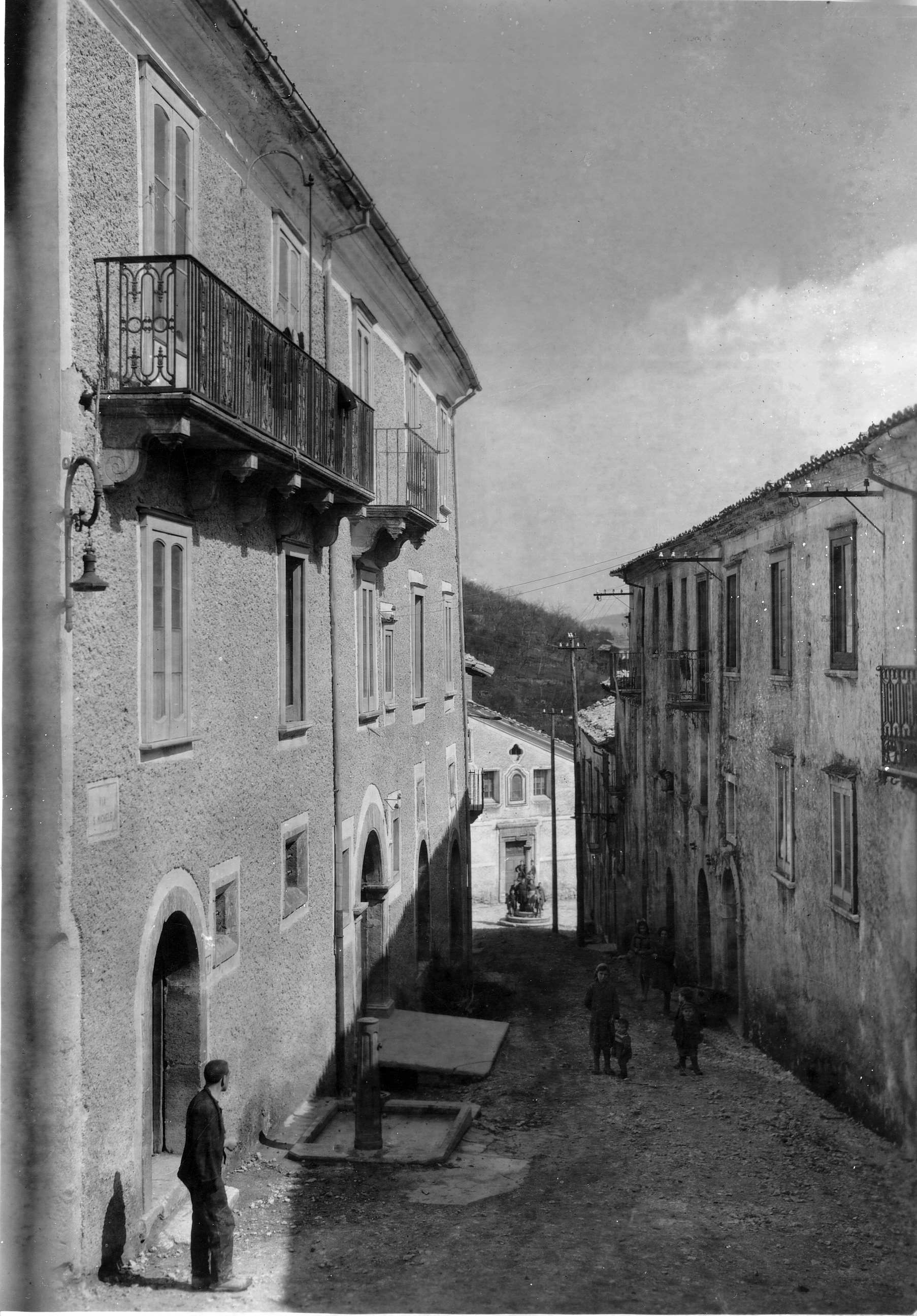 Via S. Michele con la Chiesa sullo sfondo