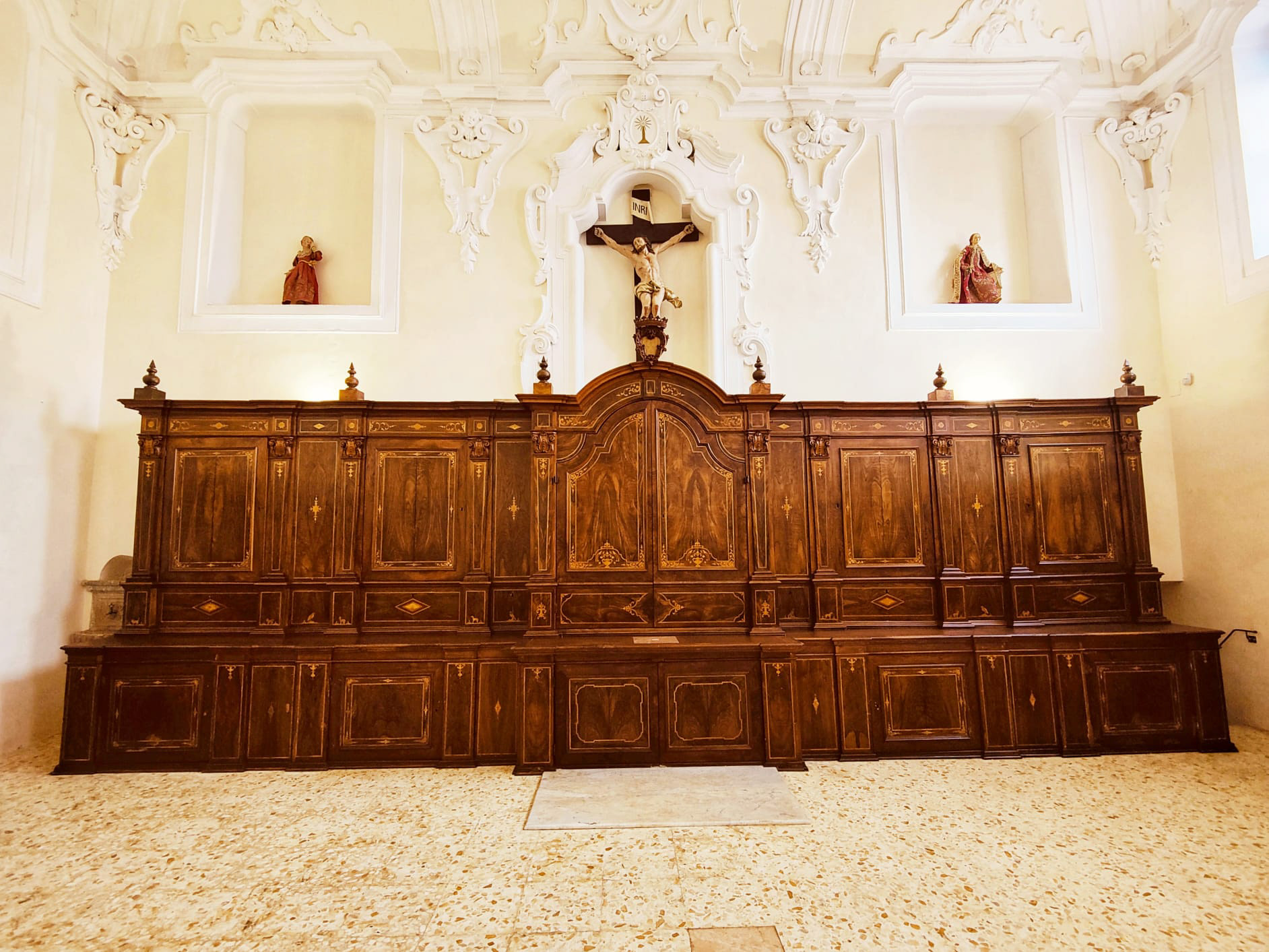 Gli armadi dell'Oratorio dopo il restauro