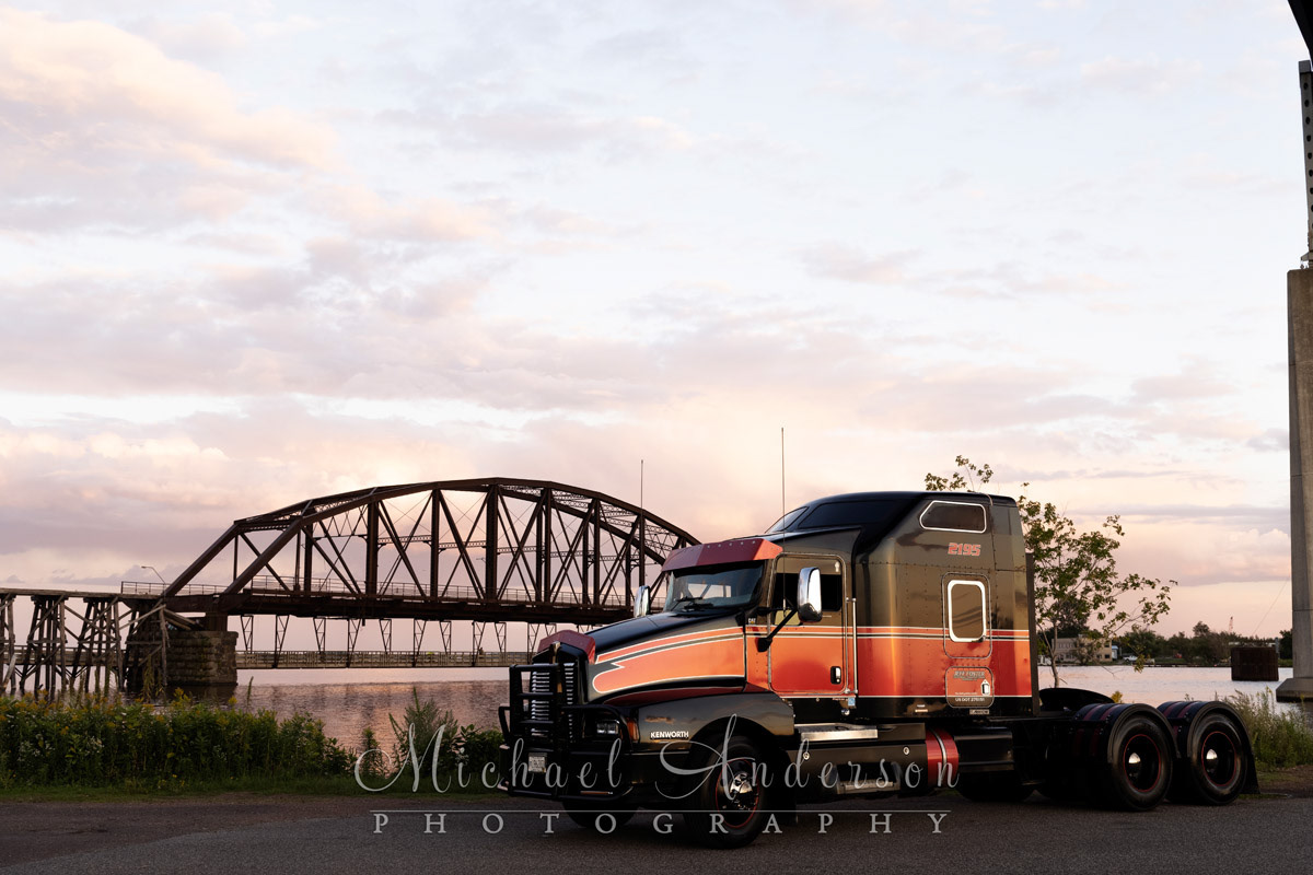 A 2007 Kenworth T600 in Duluth, Minnesota near the harbor.