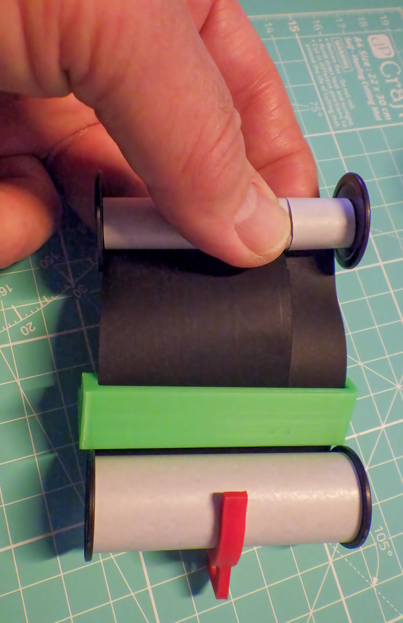 Na szpulę zaczynamy nawijać dwuczęściową osłonę papierowową