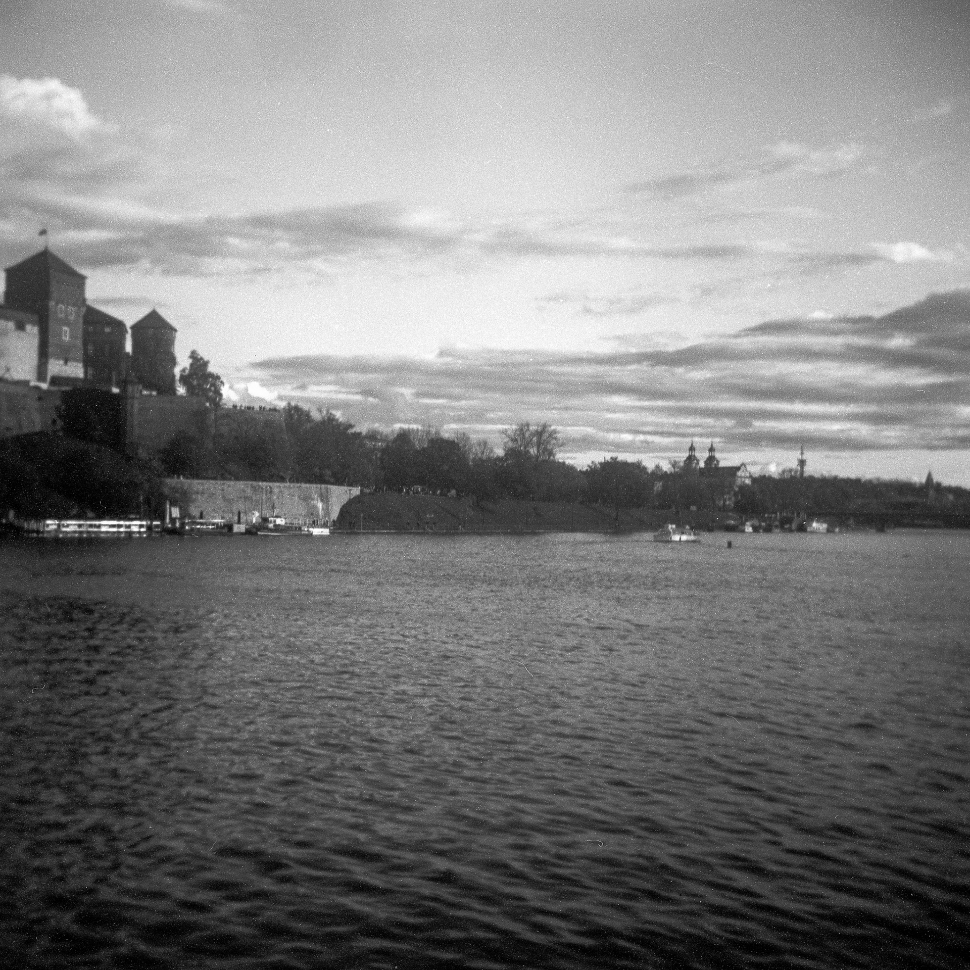 Widok na Wisłę i Wawel w Krakowie. Filtr żółty - © 2023 Tomasz Ryś