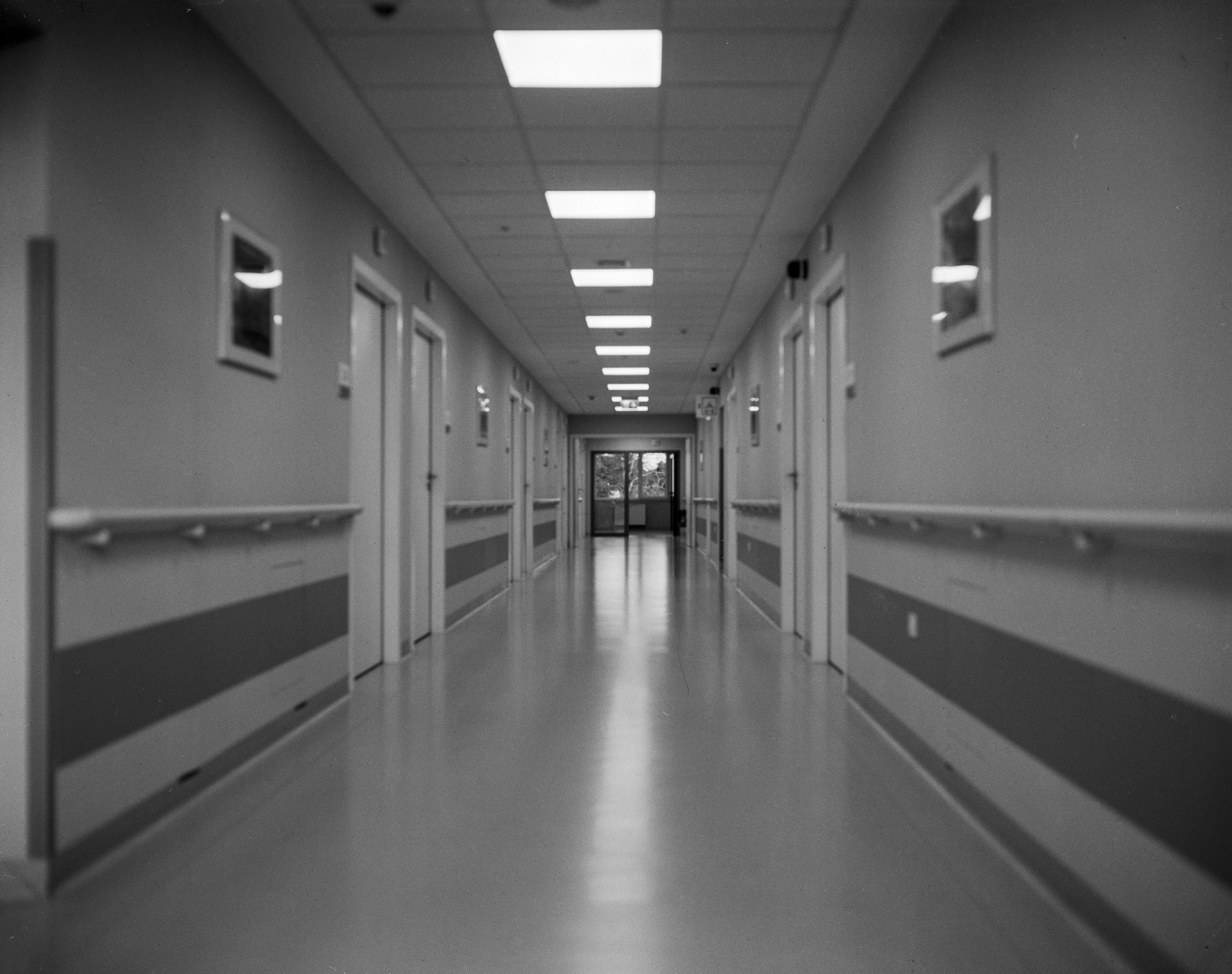 Noc na szpitalnym korytarzu. © 2025 Tomasz Ryś