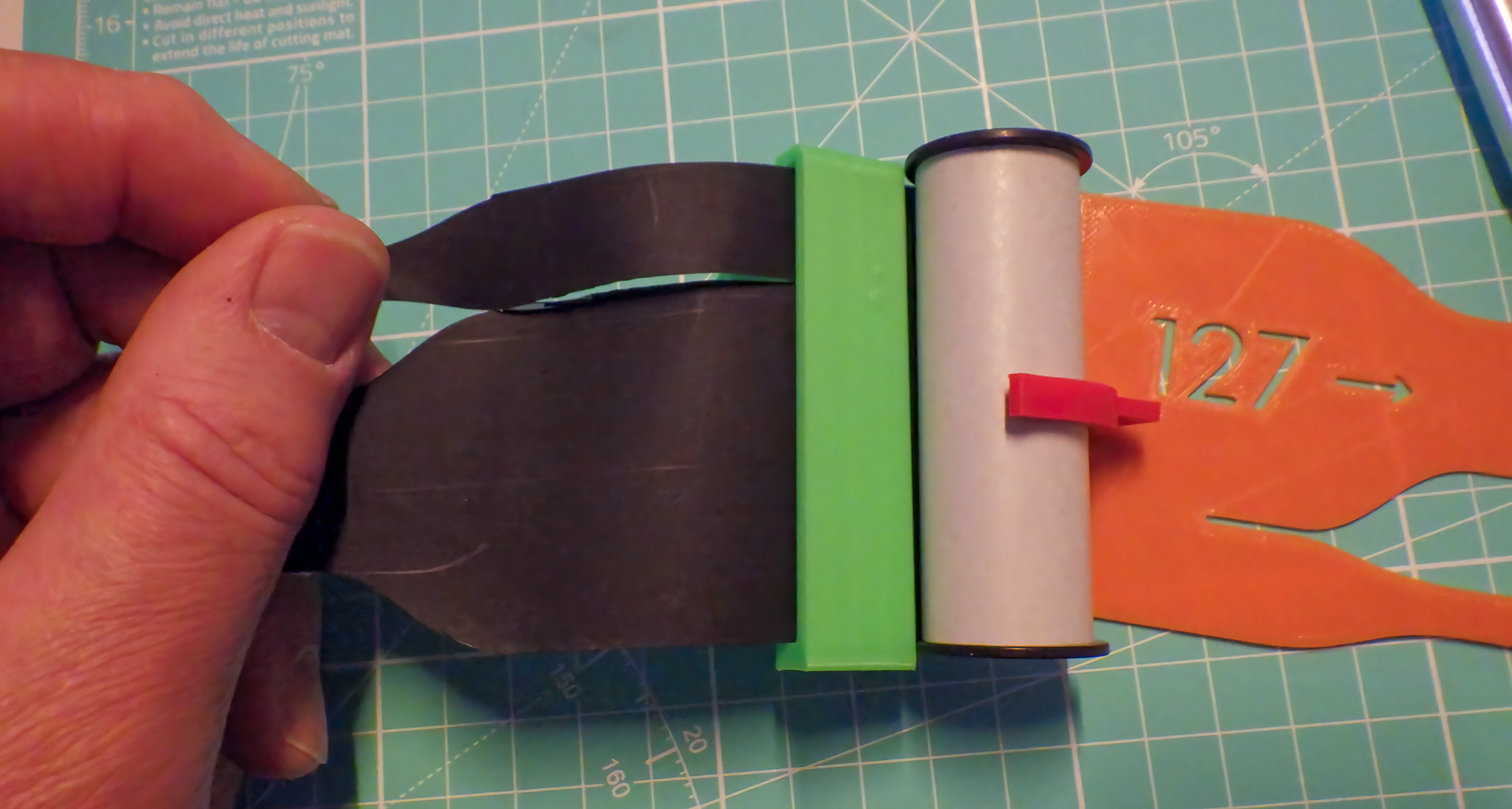 Wkładamy nacięty papier do elemtu tnącego i przesuwamy do przodu