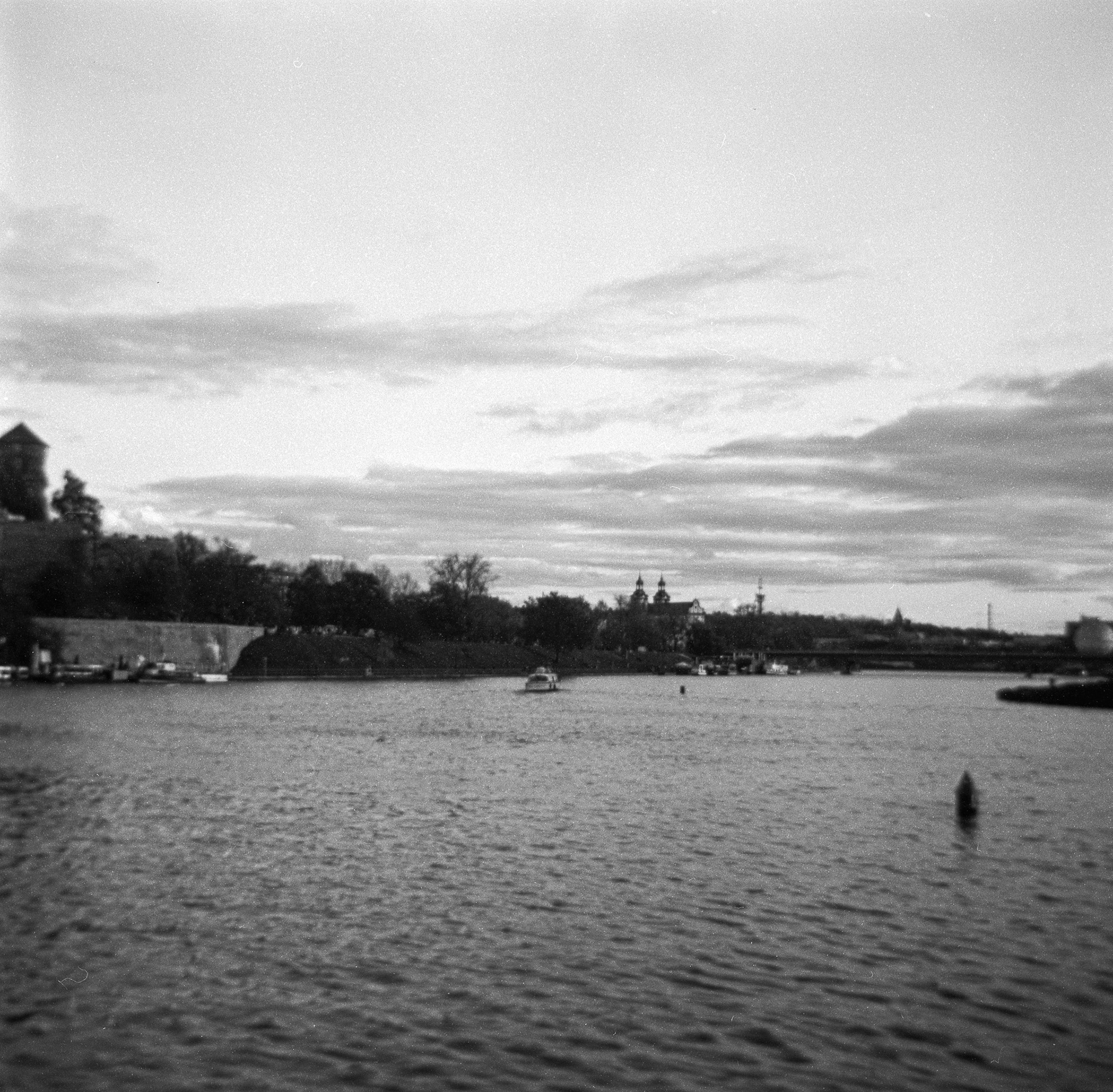 Widok na Wisłę i Wawel w Krakowie. Filtr żółty - © 2023 Tomasz Ryś