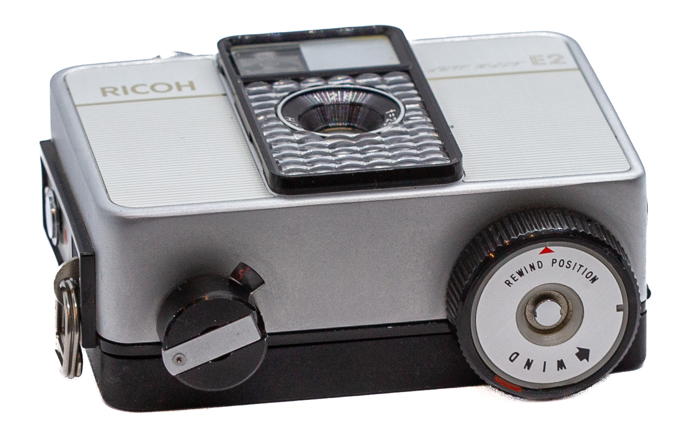 RICOH Half Frame E2. Spód korpusu - © 2026 Tomasz Ryś