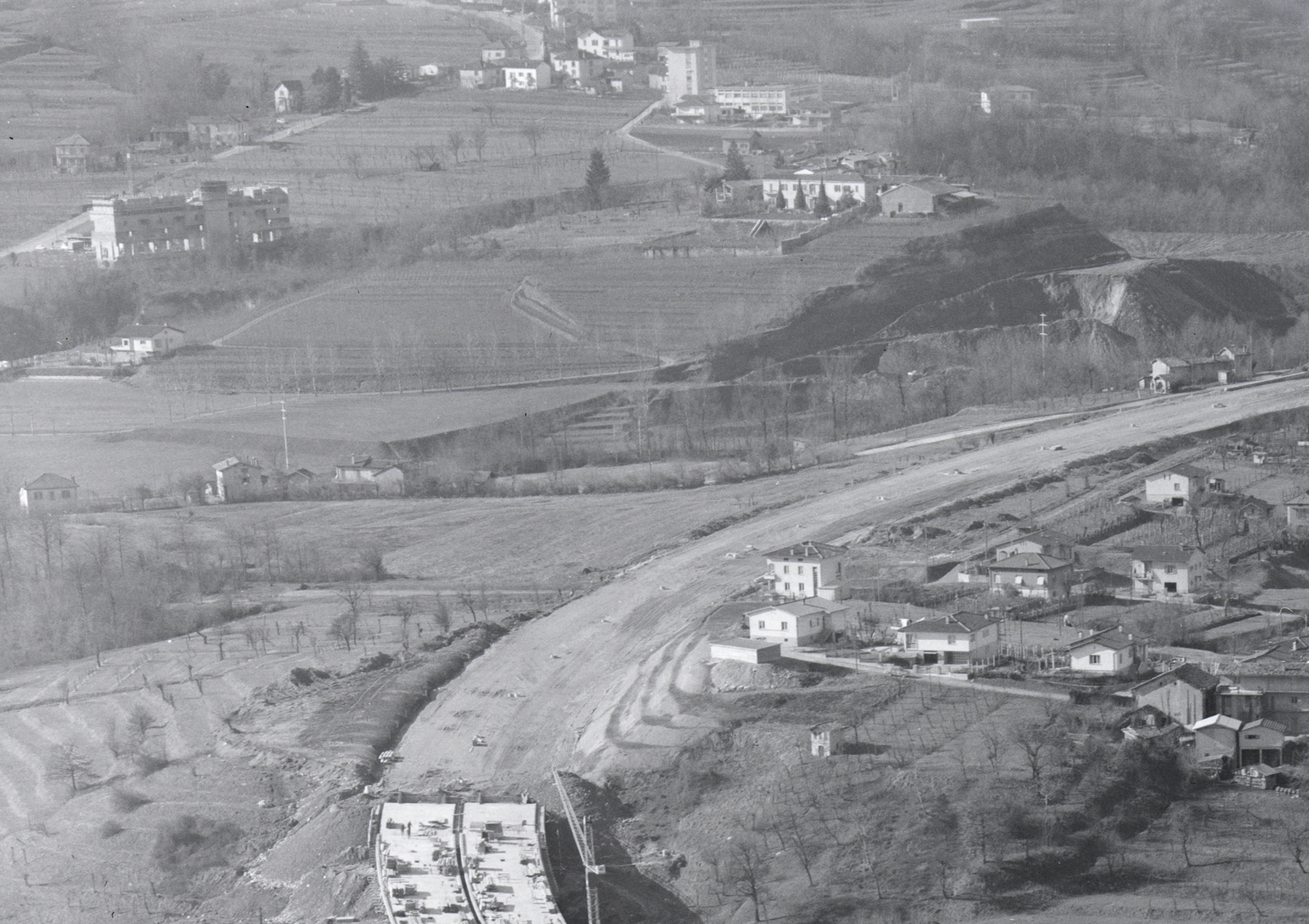 Novazzano con la Fercasa in costruzione, il cantiere dell'Autostrada A2 e la cava d'argilla di Castel di Sotto, 1965 (ETH Library Zürich)