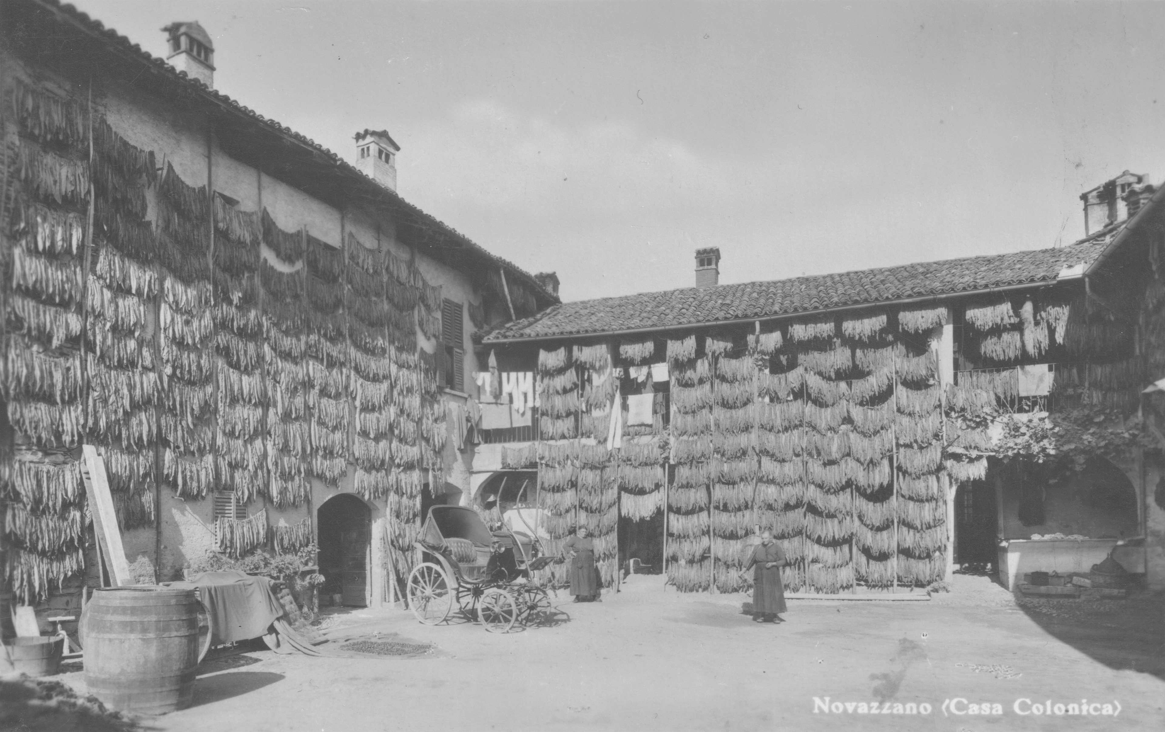 Cartolina di una Casa a corte nel Centro Paese, inizio '900. (Loredana Etter)