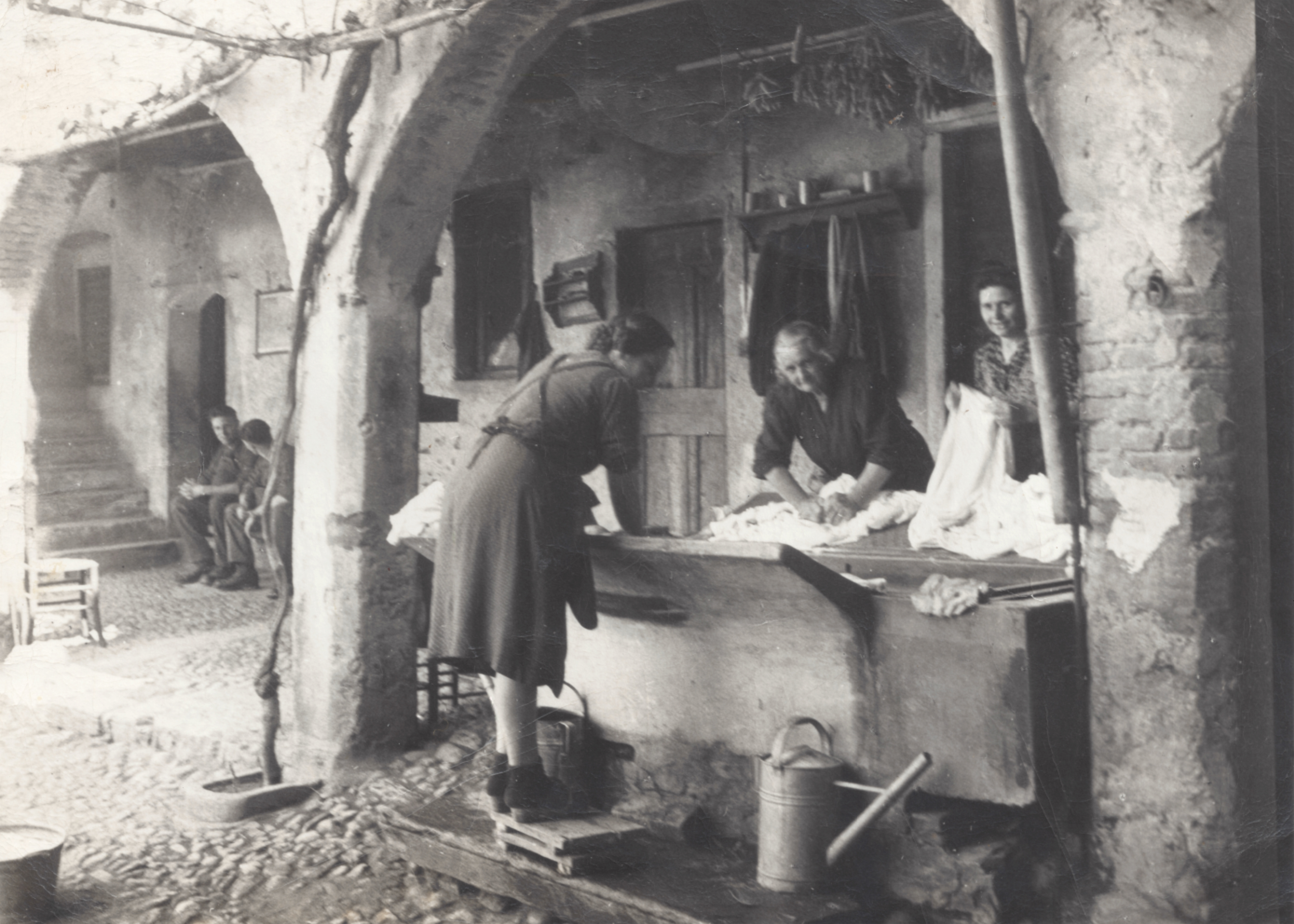 Corte nel Centro Paese, sulla destra Maria Piffaretti-Maggi, circa 1945 (Loredana Etter)
