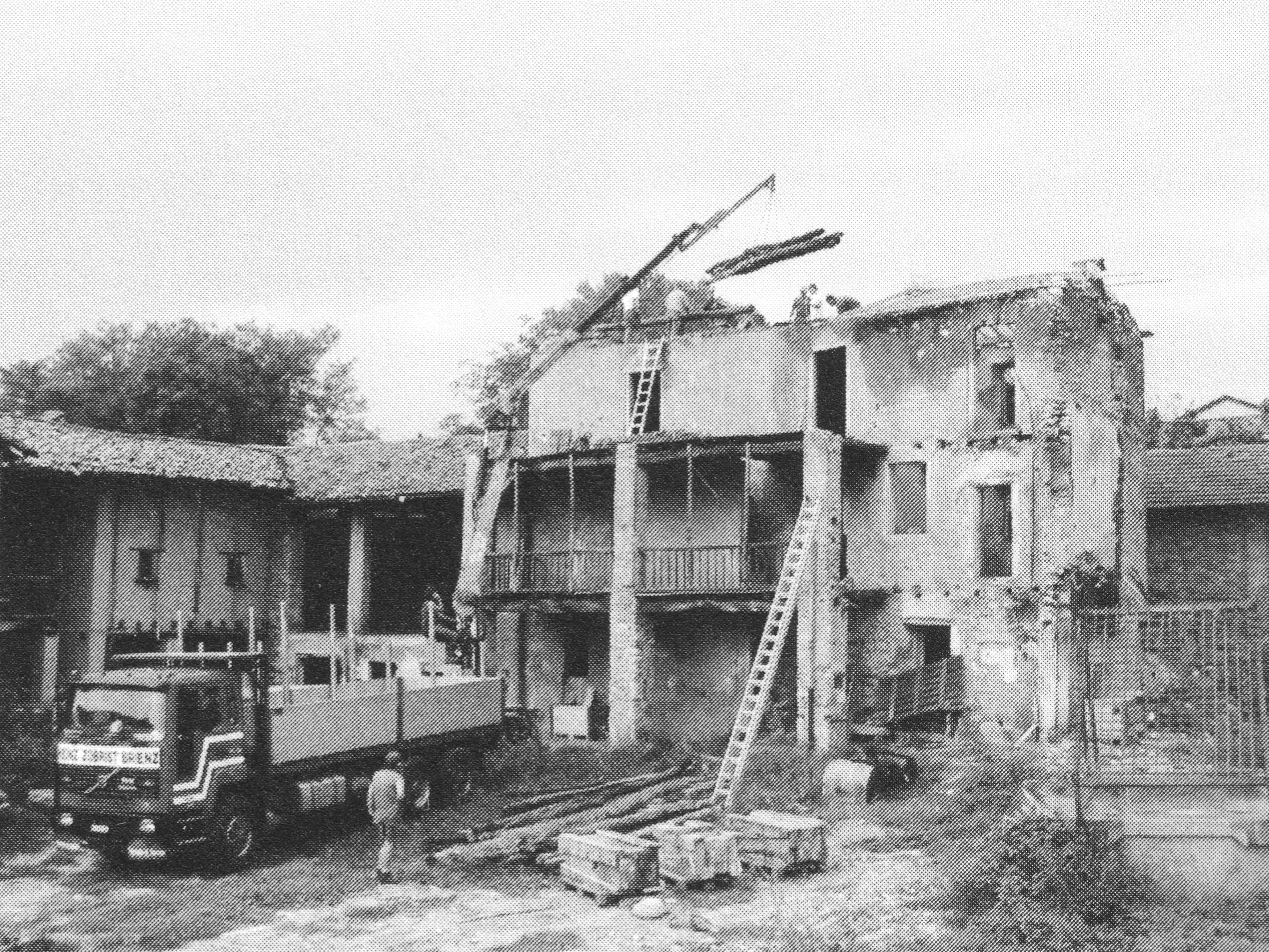 La Masseria alla Pobbia durante i lavori per il suo trasporto al Museo svizzero all'aperto Ballenberg, 2003 (Ballenberg, Museo svizzero all'aperto)