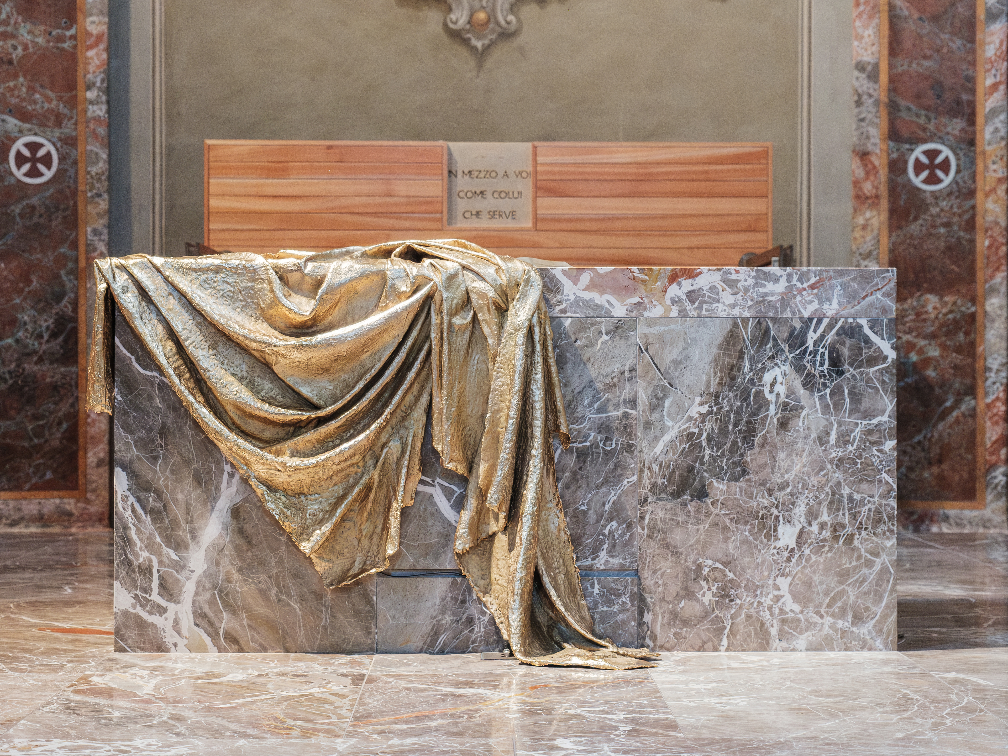 Altare della Chiesa dei Santi Quirico e Giulitta, scultura di Alfredo Tadini, 2024 (Francesco Tadini)