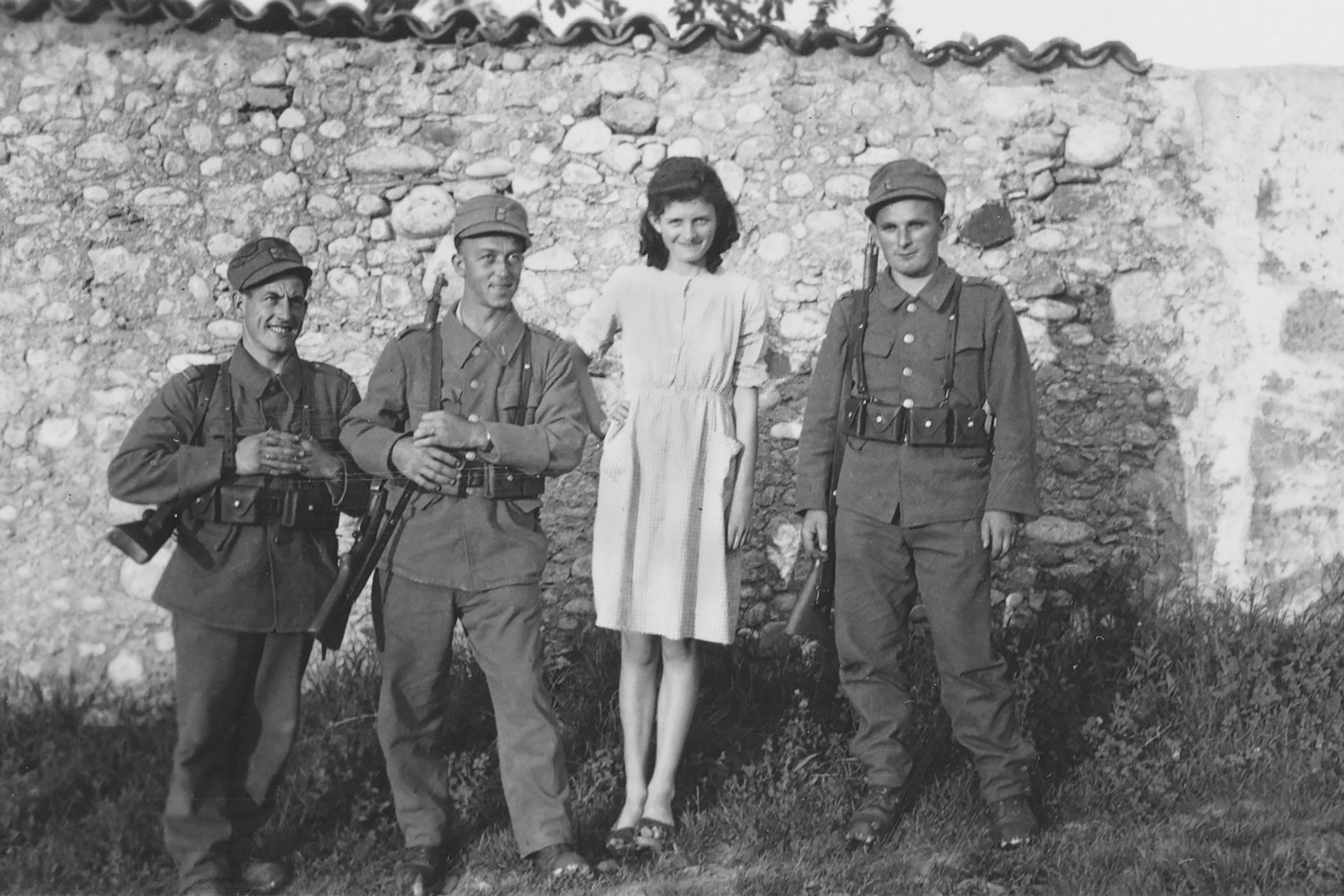 Soldati a Brusata insieme a Stefania Teresina Scheurer, circa 1940 (Famiglia Scheurer)