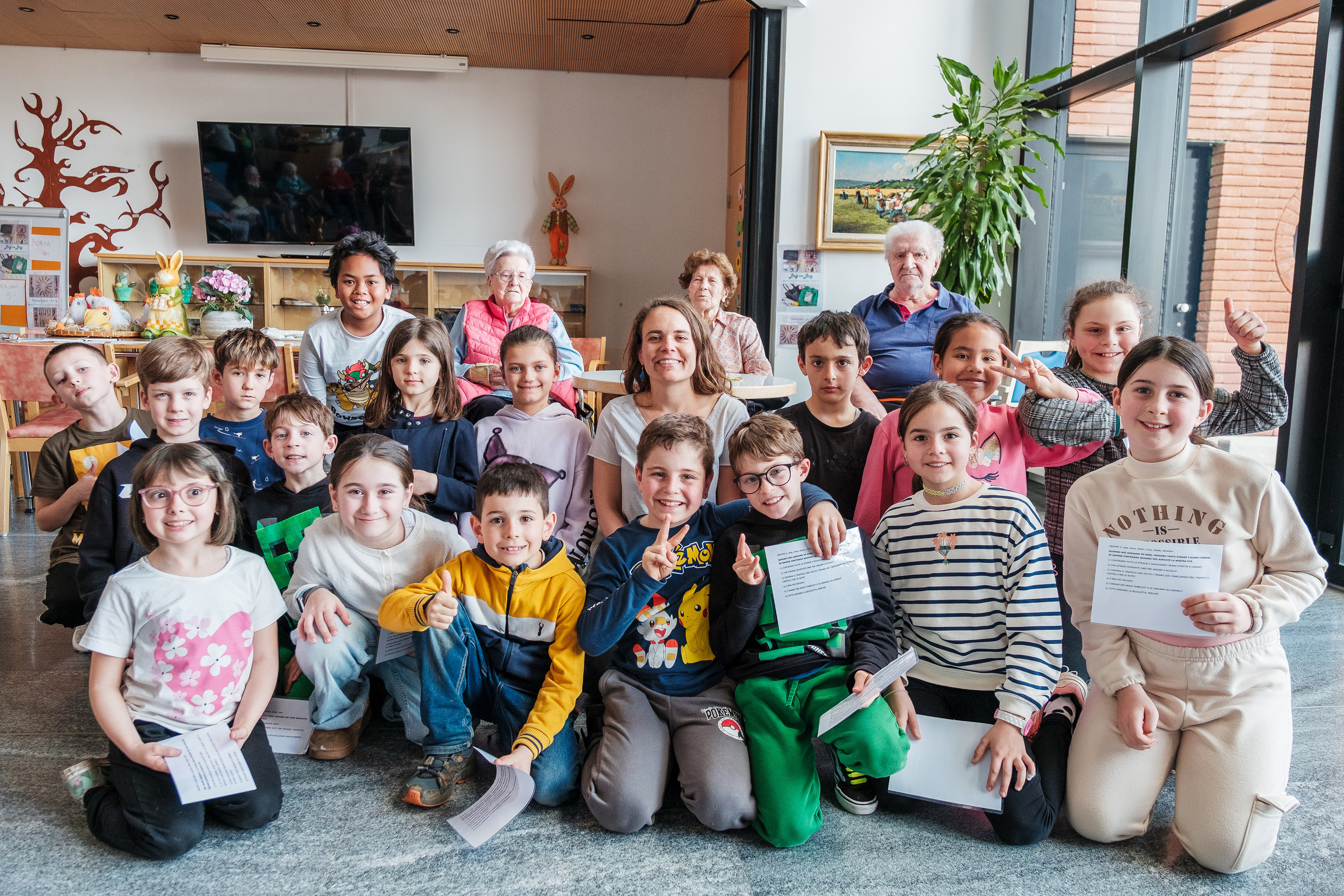 I bambini e le bambine delle Scuole Elementari di Novazzano intervistano gli anziani alla Casa Girotondo, 2025 (Francesco Tadini)