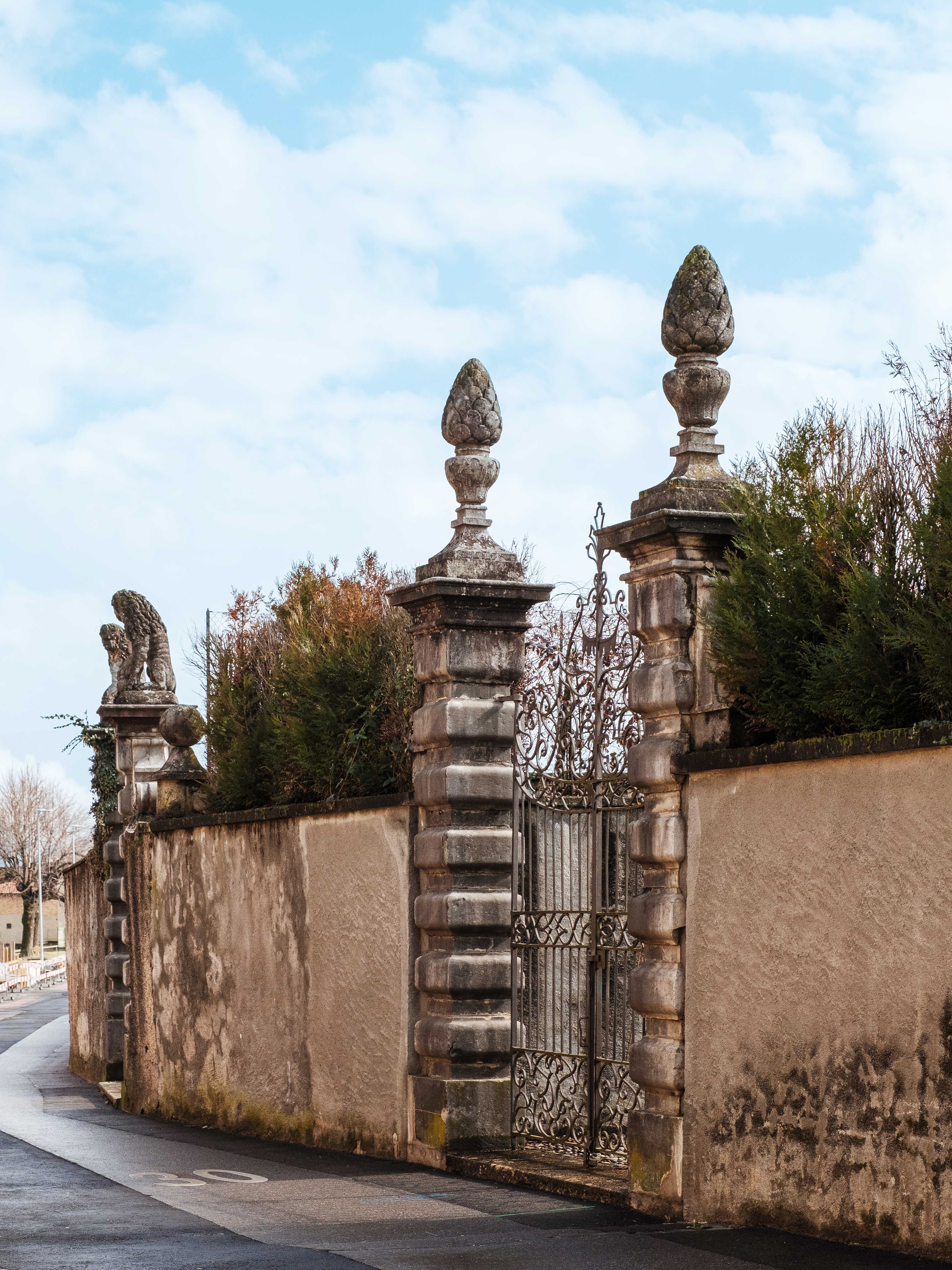 Cancelli dei giardini a Brusata, 2024 (Francesco Tadini)