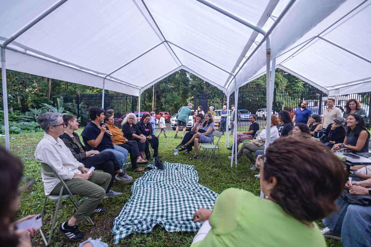 Conversatorio de artistas con el público.