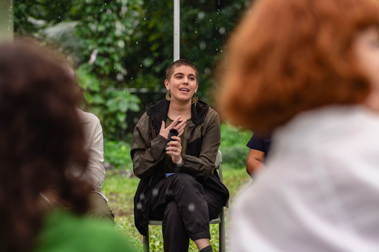 Conversatorio de artistas con el público.