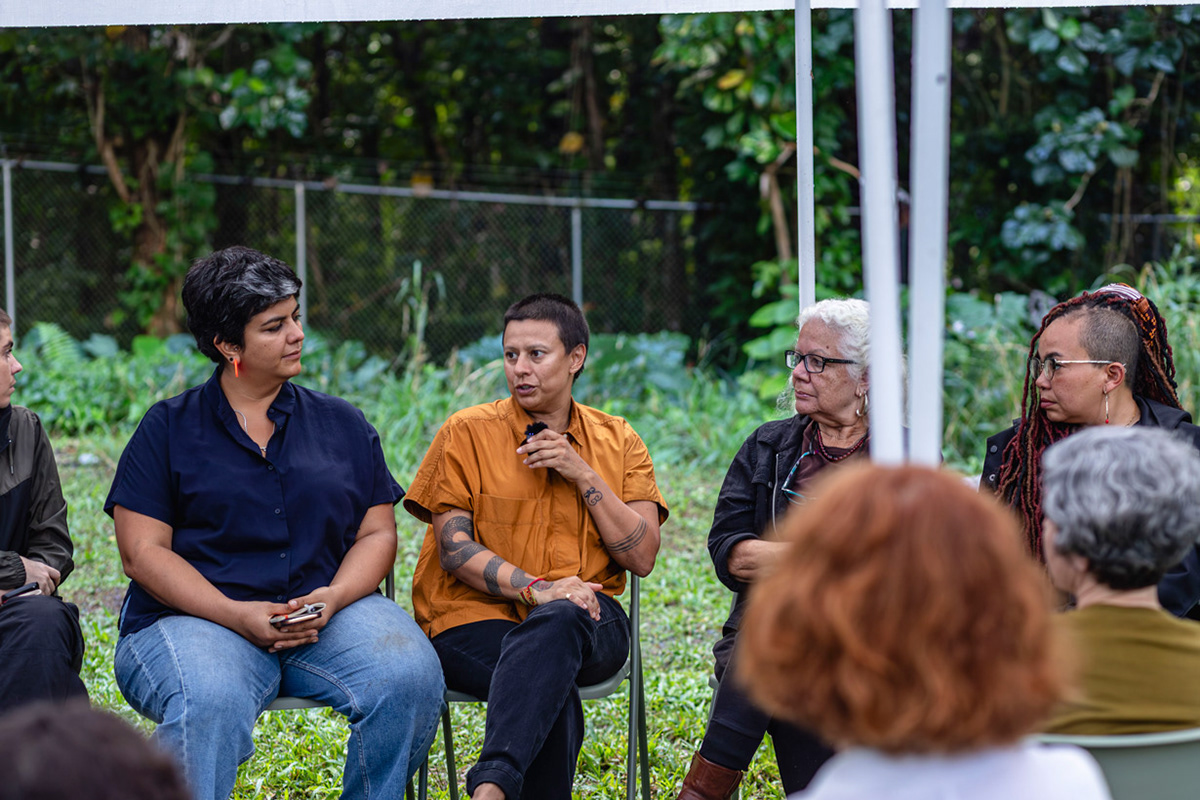 Conversatorio de artistas con el público.