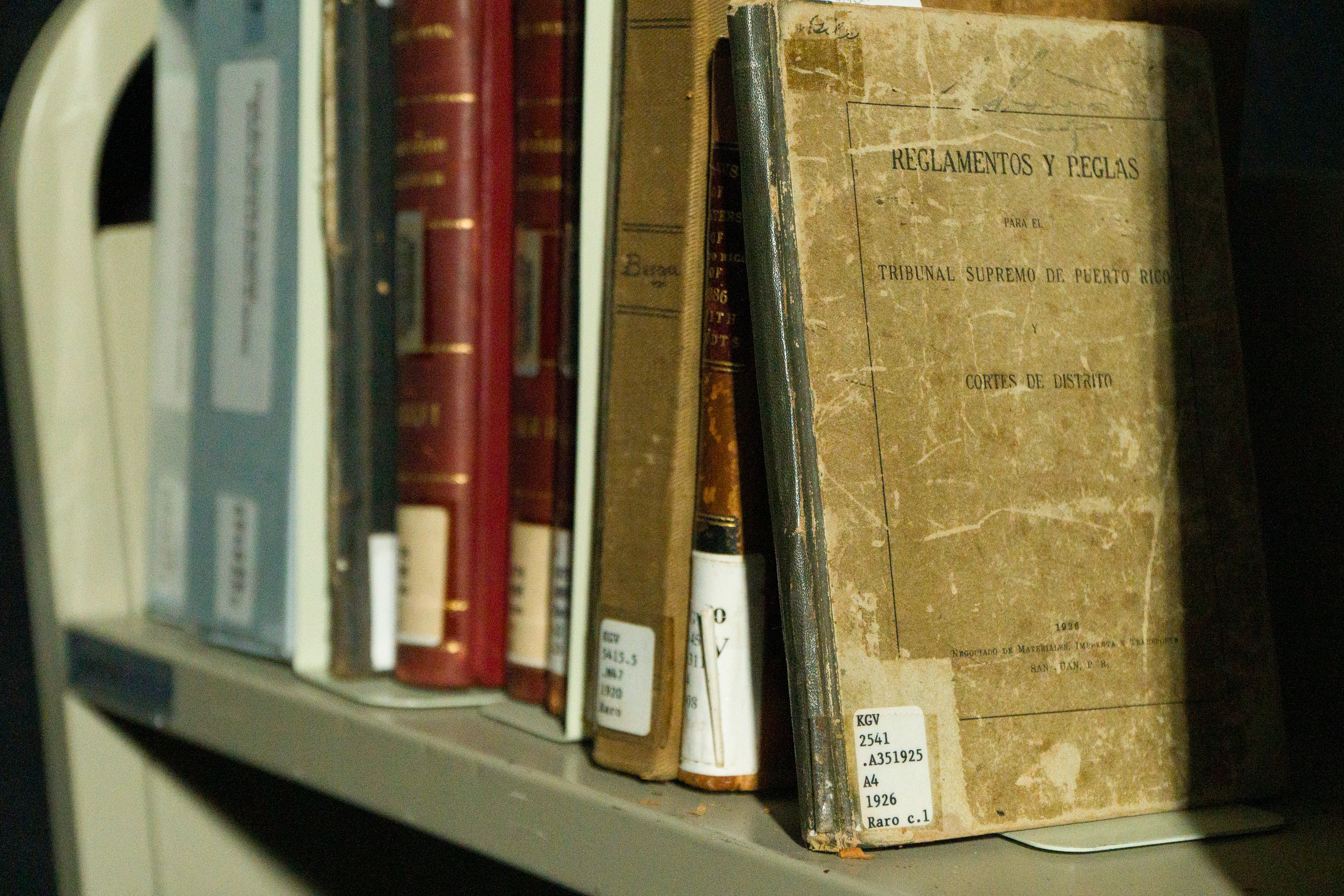 Detalle de algunos libros de la colección del Tribunal Supremo de Puerto Rico.