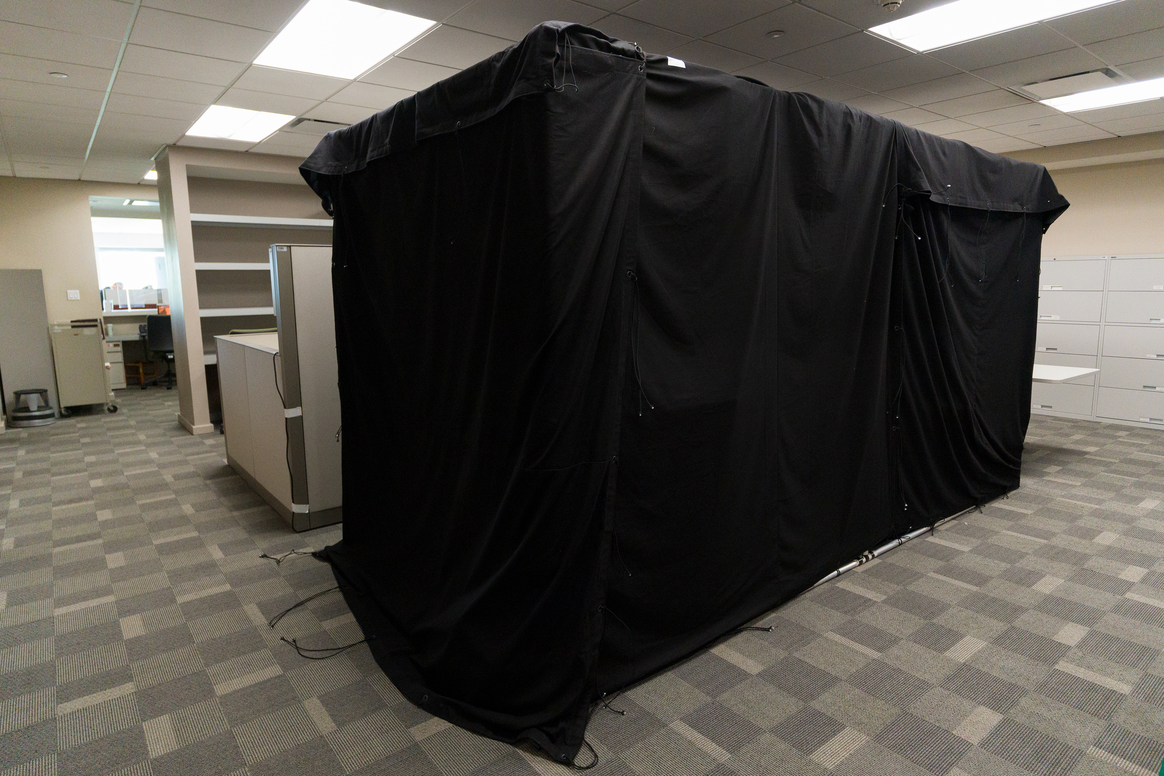 Carpa #2 instalada en la Biblioteca del Tribunal Supremo de Puerto Rico.