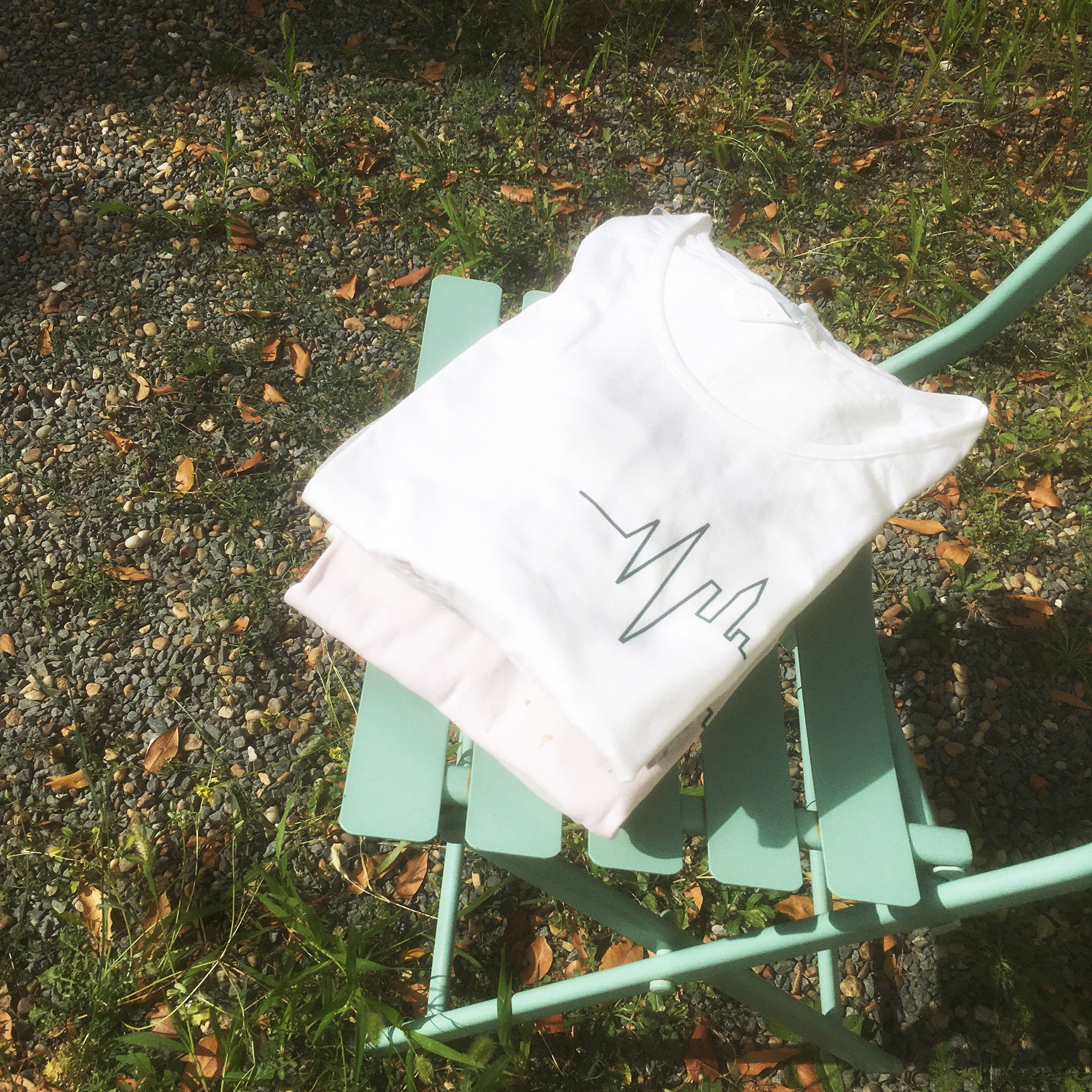 Tee-shirts imprimés lors de l'atelier avec le collectif Trois tiers à la Maison Graziana à Libourne.