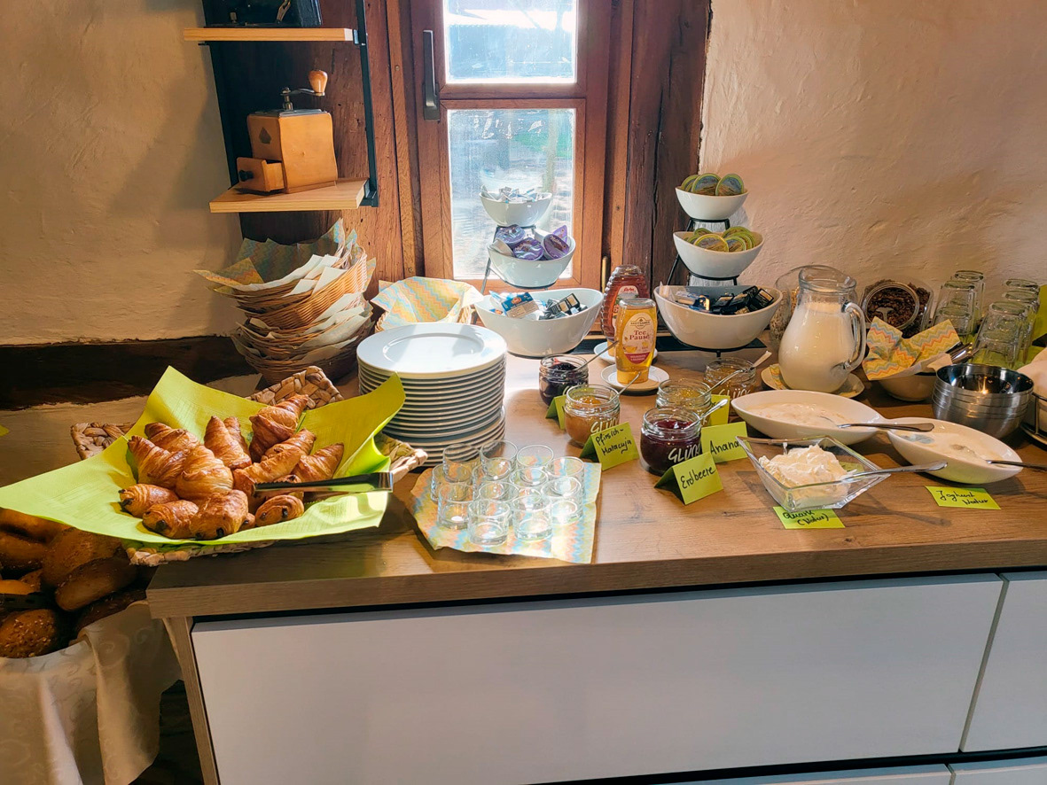 ...und genießt das Frühstück