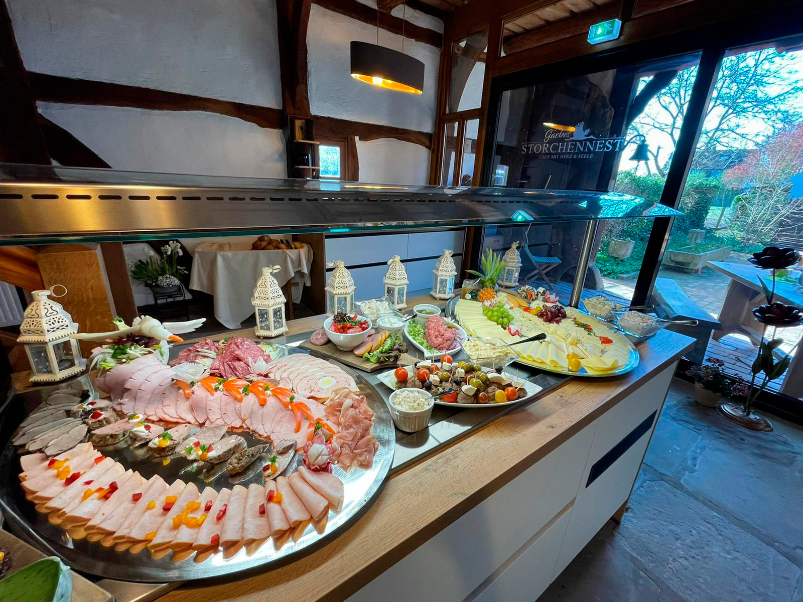 Frühstücksbuffet mit einfliegendem Storch - wer findet ihn?