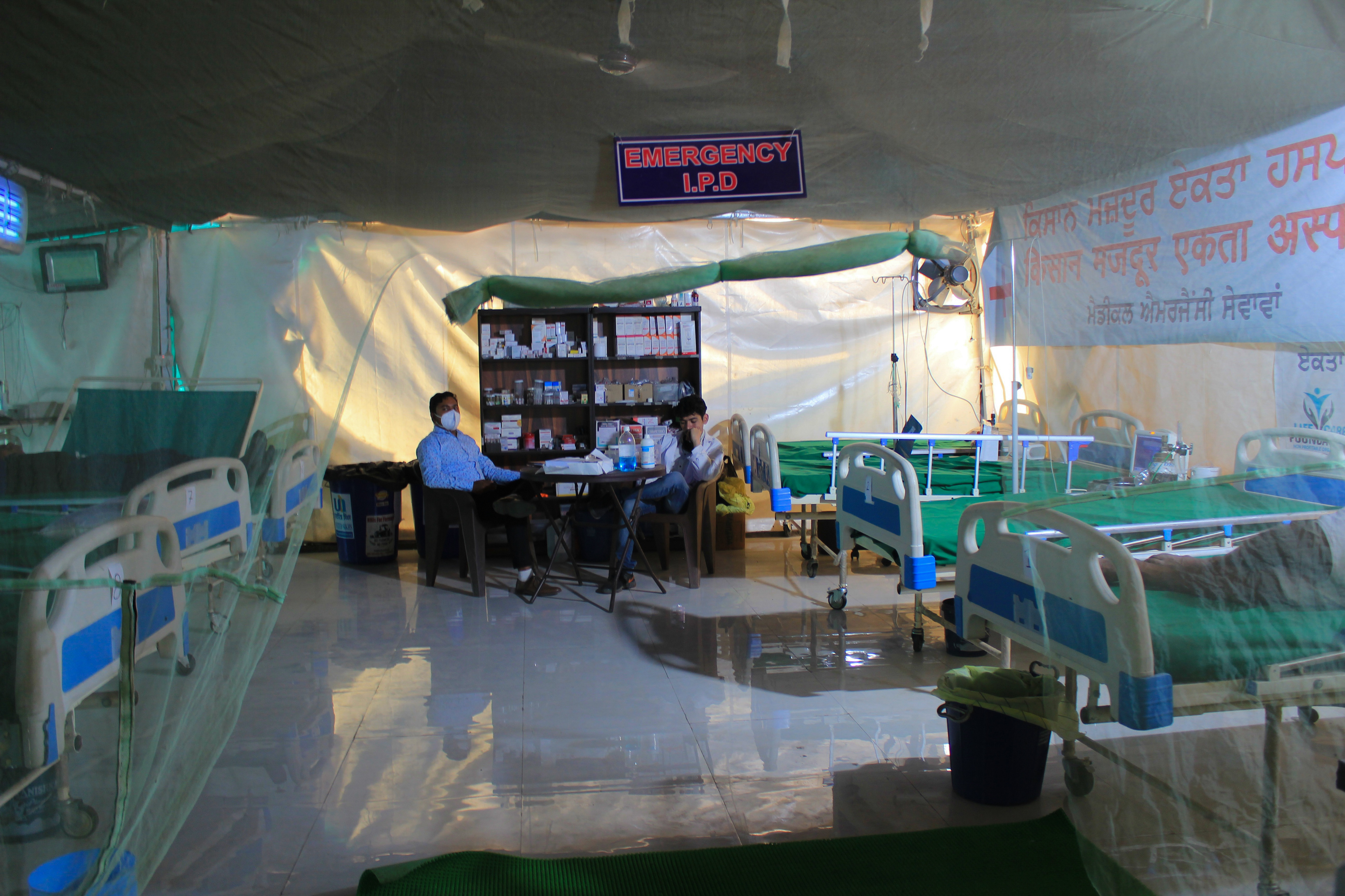 There is also a field hospital that aids in giving out medicines and wound treatment to the protesters. Aftar Singh decided to open a field hospital at the Singhu border when he heard that many bonded laborers were getting injured. He also wanted to treat the protesters who would come to the dispensary in case of a medical emergency.