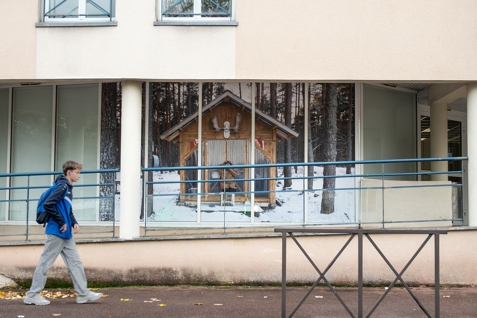 vue d’installation photographique dans le cadre d’exposition Ce sont les lieux qui nous habitent à l’Espace André Lemaitre – Micro-Folie à Falaise, 2025