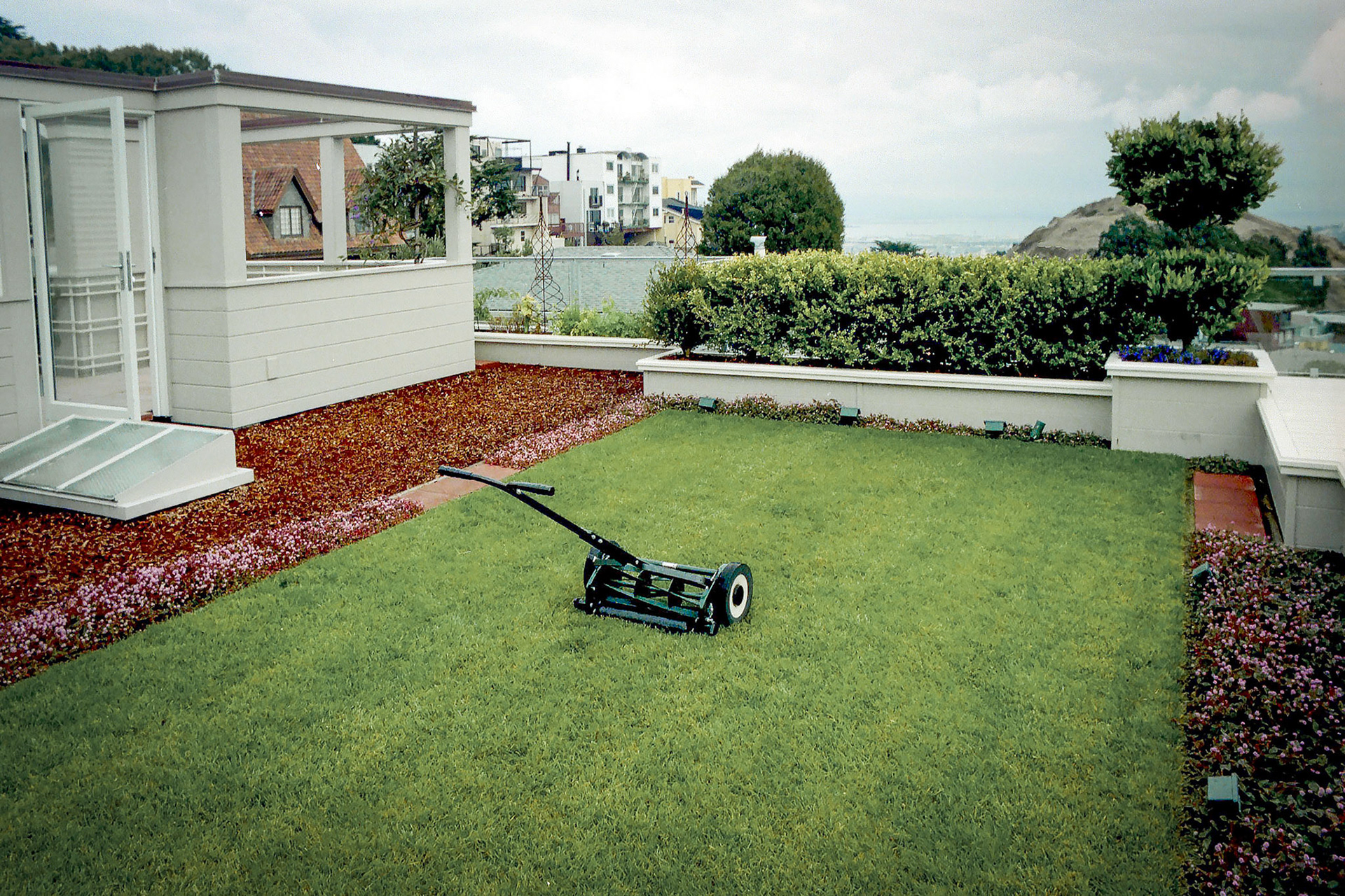 In keeping with tradition a roof-lawn was installed as part of the garden area.