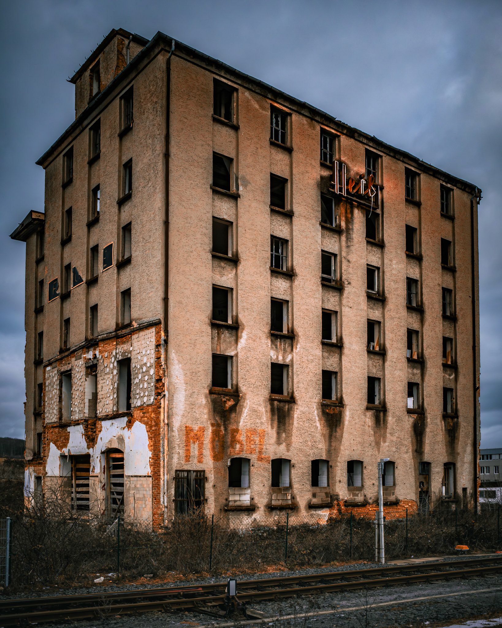 Die Nudelfabrik A.W. Heil produzierte hier von 1901 bis zur Stilllegung 1978. Danach folgte der Abstieg zum simplen Möbellager. Heute ist das Gebäude nur noch eine Hülle, die von Investor zu Investor durchgereicht wird, während die Bausubstanz weiter verfällt.