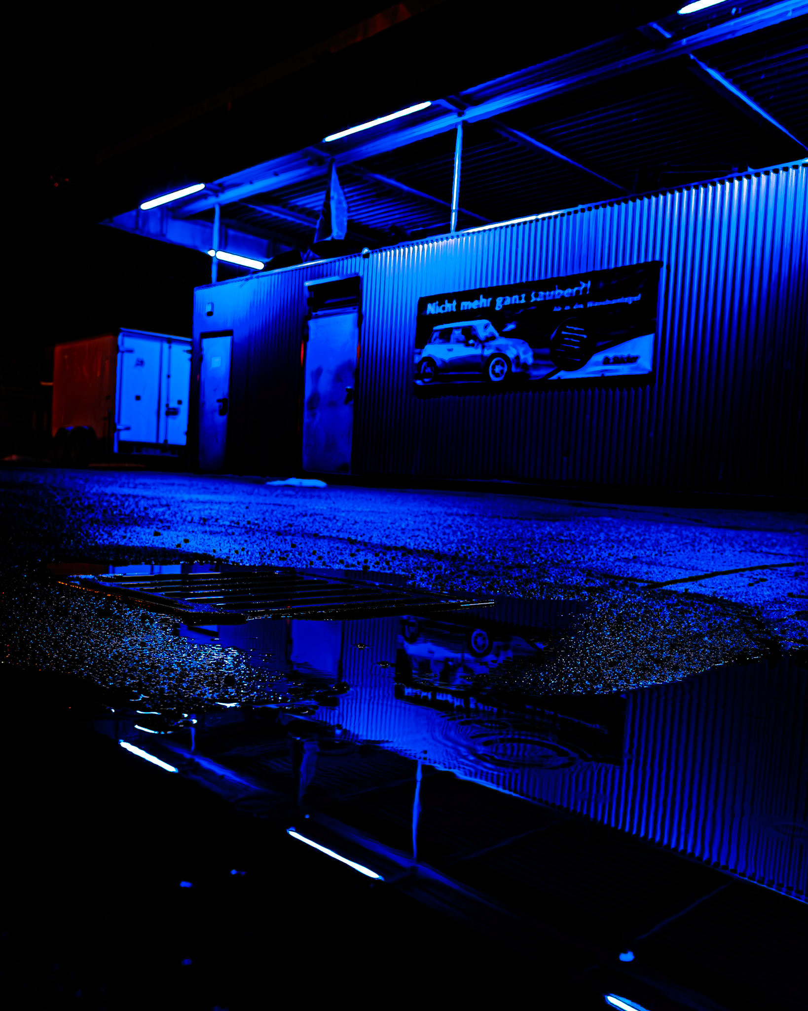 Blau illuminierte Waschanlage nahe Wetzlar-Steindorf
