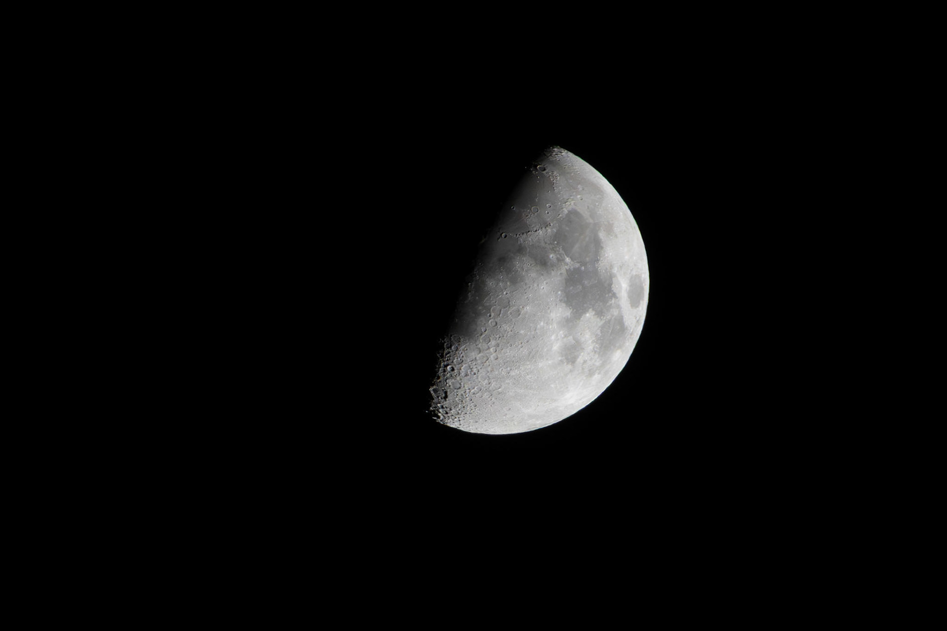 Aus der Hand geschossenes Bild eines Halbmonds im Winter 2025