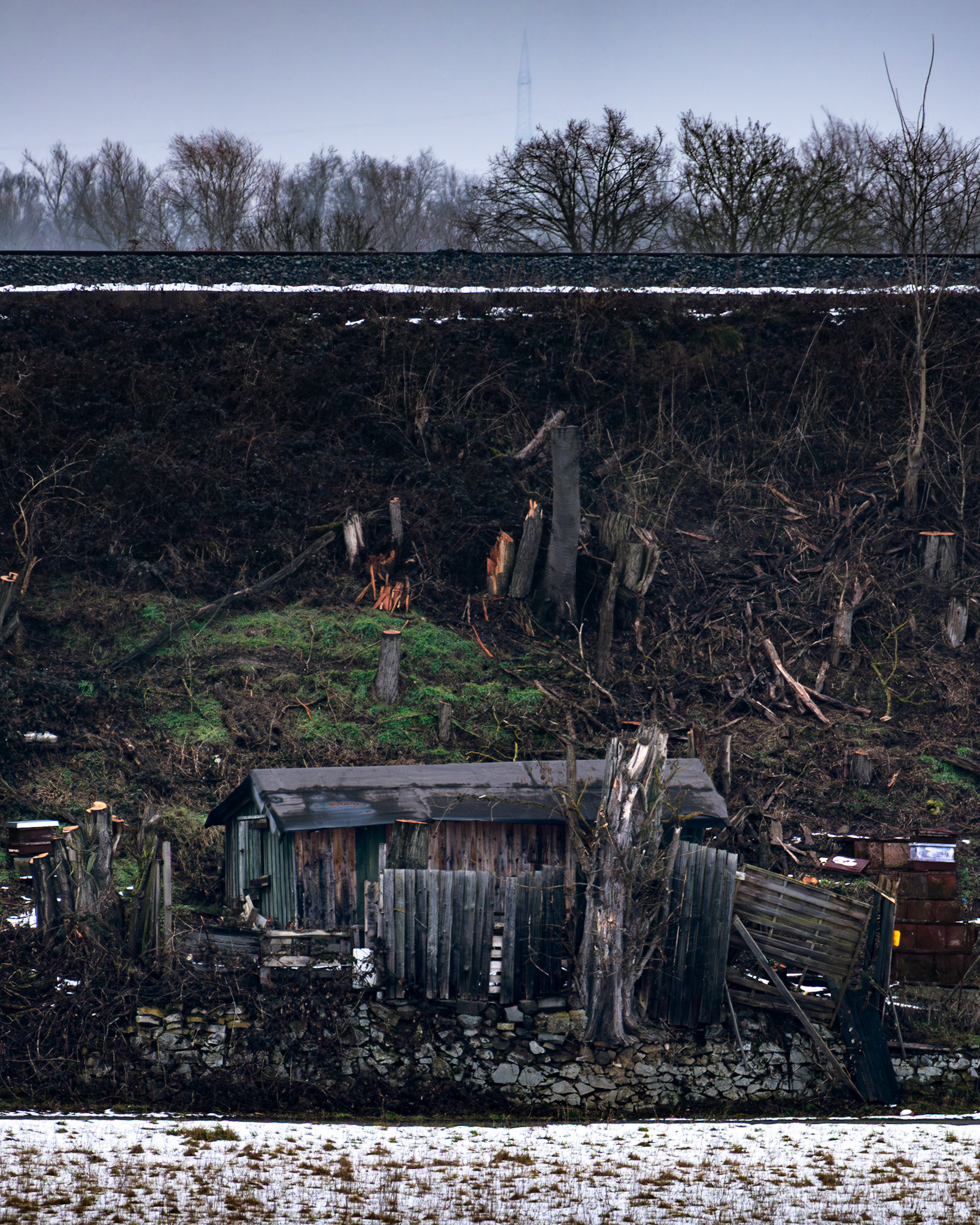 Verfallene Hütte am abgeholzten Bahndamm nahe Heuchelheim
