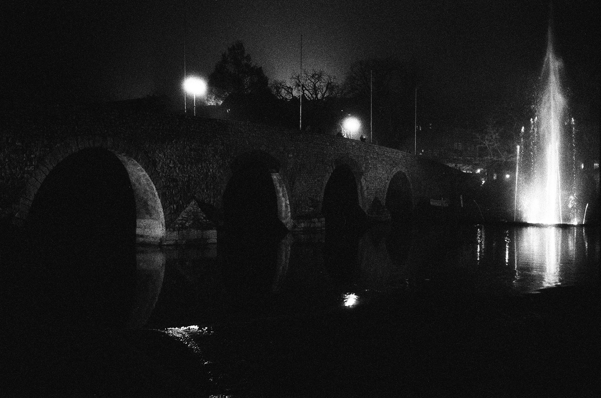 Alte Lahnbrücke Wetzlar bei Nacht, Leica M4, Voigtländer Ultron 35mm F2.0, Ilford Delta 3200 pushed auf 6400 ISO