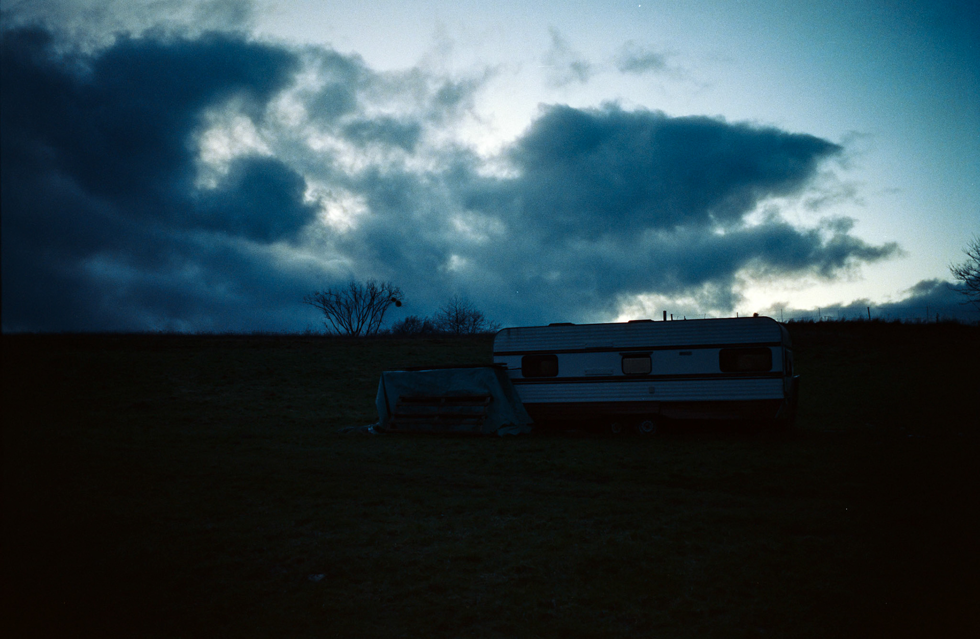 Einzelner Anhänger am Rand der offenen Fläche. Leica M4, Voigtländer Ultron 35mm F2.0, Vision3 500T pushed auf 1600 ISO.
