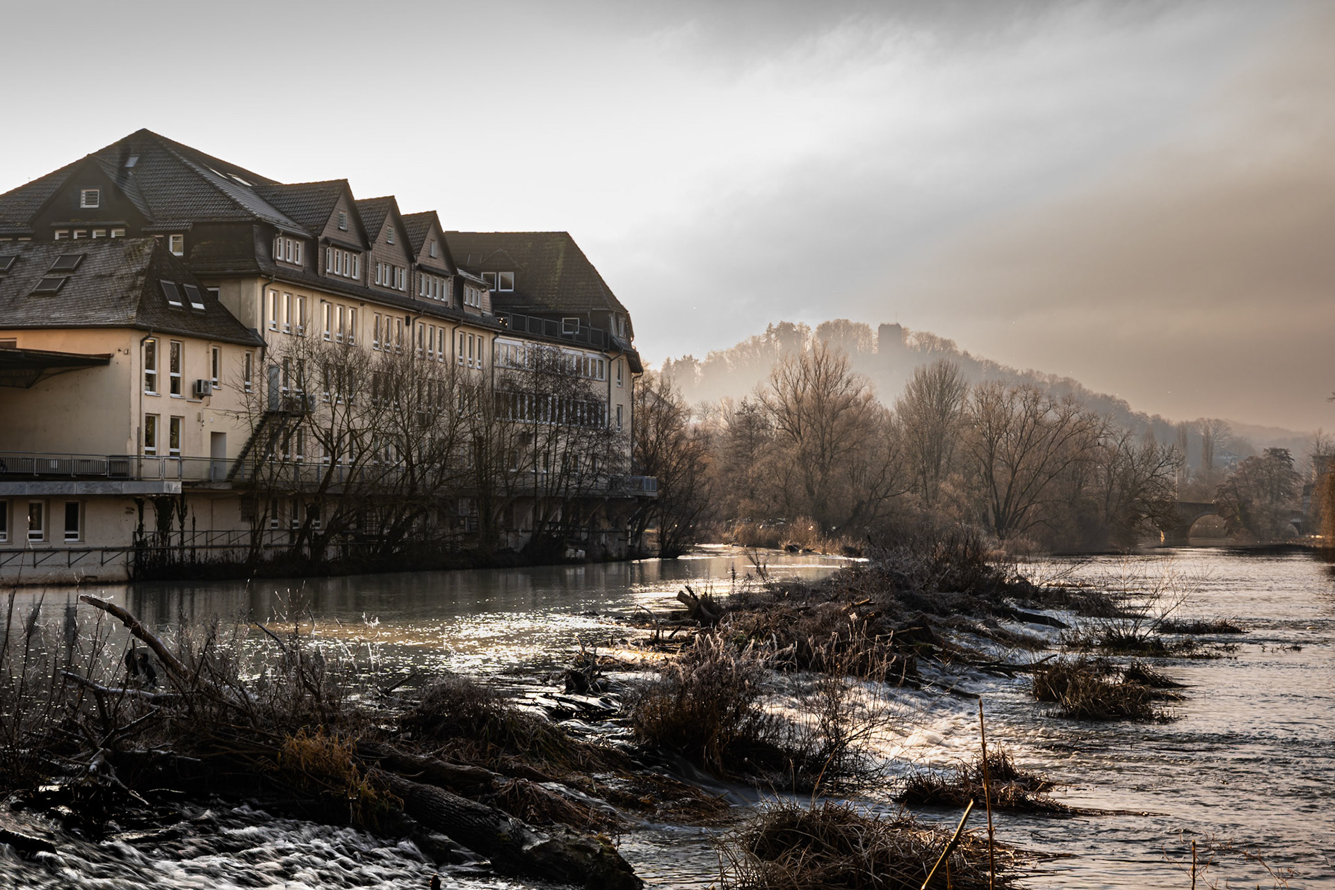 Hausertorstraße und Wehr der Lahn