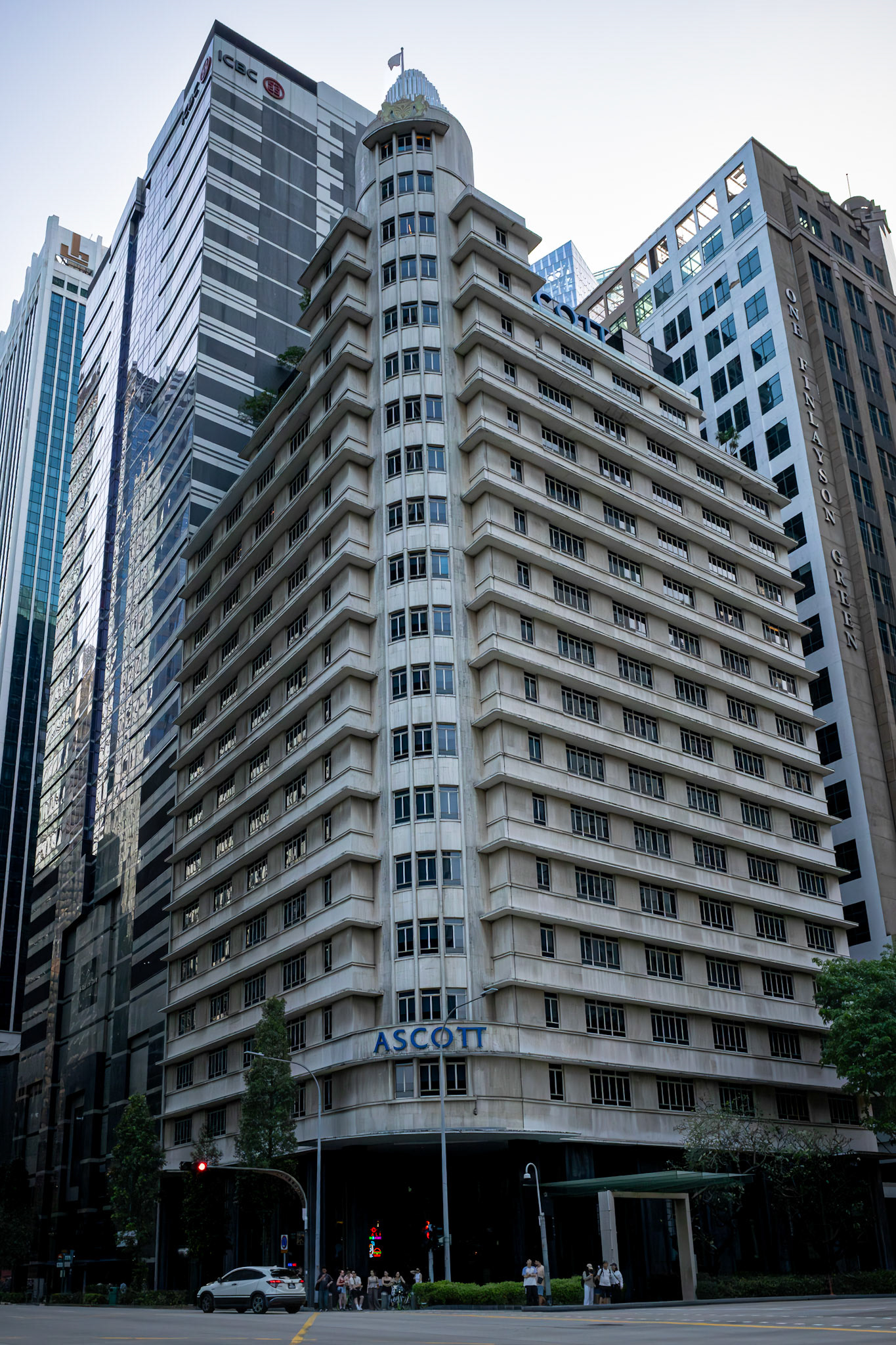 Hochhaus mit „Ascott“-Schriftzug; Serviced Apartments im zentralen Geschäftsviertel.